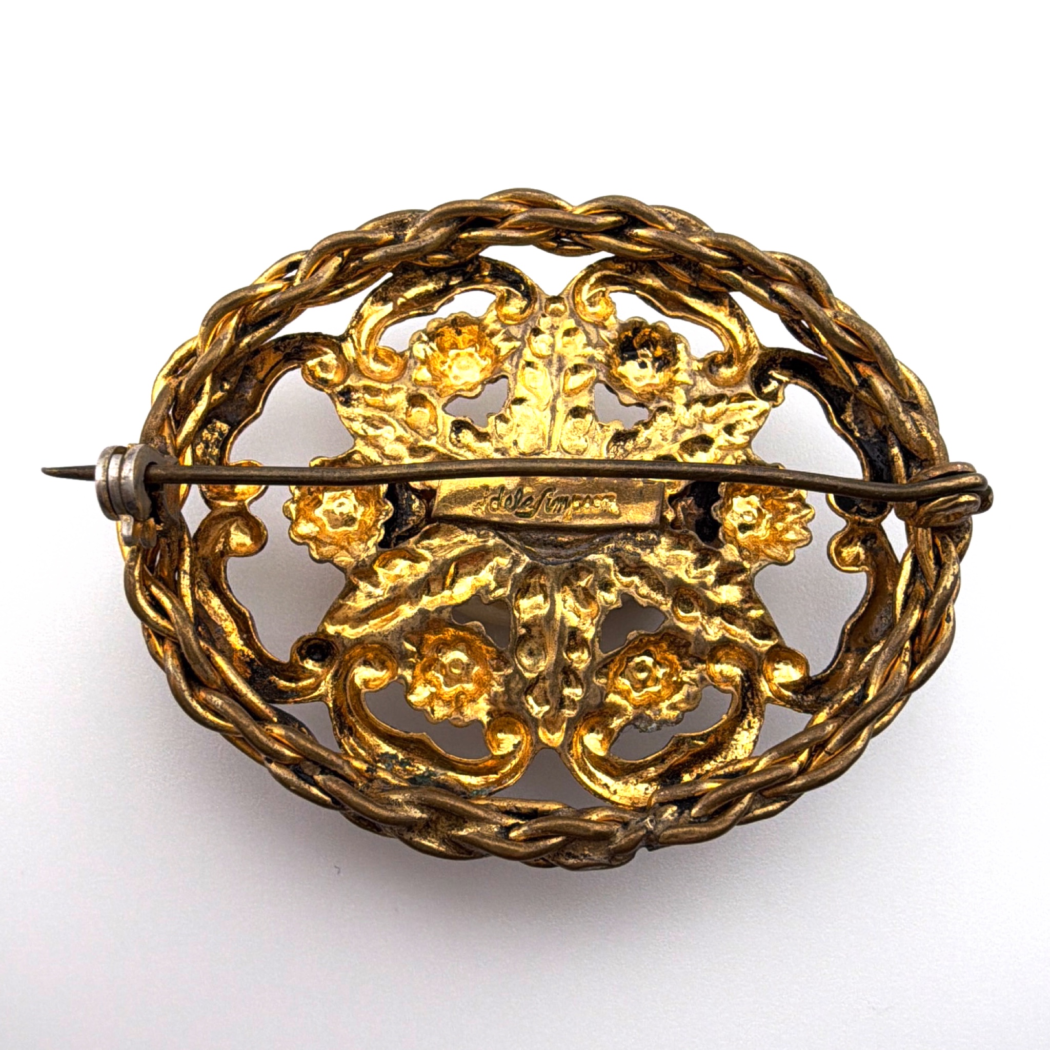 Mid-Century 50s–60s Adele Simpson Gold Tone Baroque Faux Pearl Brooch 15.26g — Detail