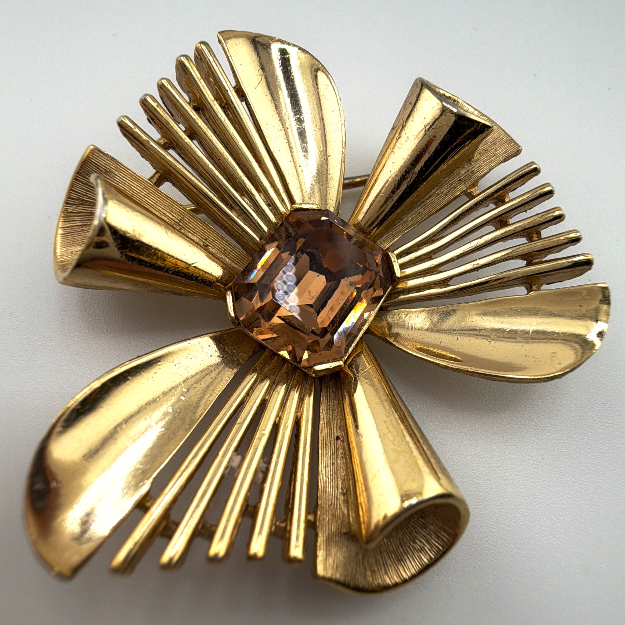 Mid-Century 50s–60s Signed Trifari Gold Tone Bow Brooch 19.48g — Side