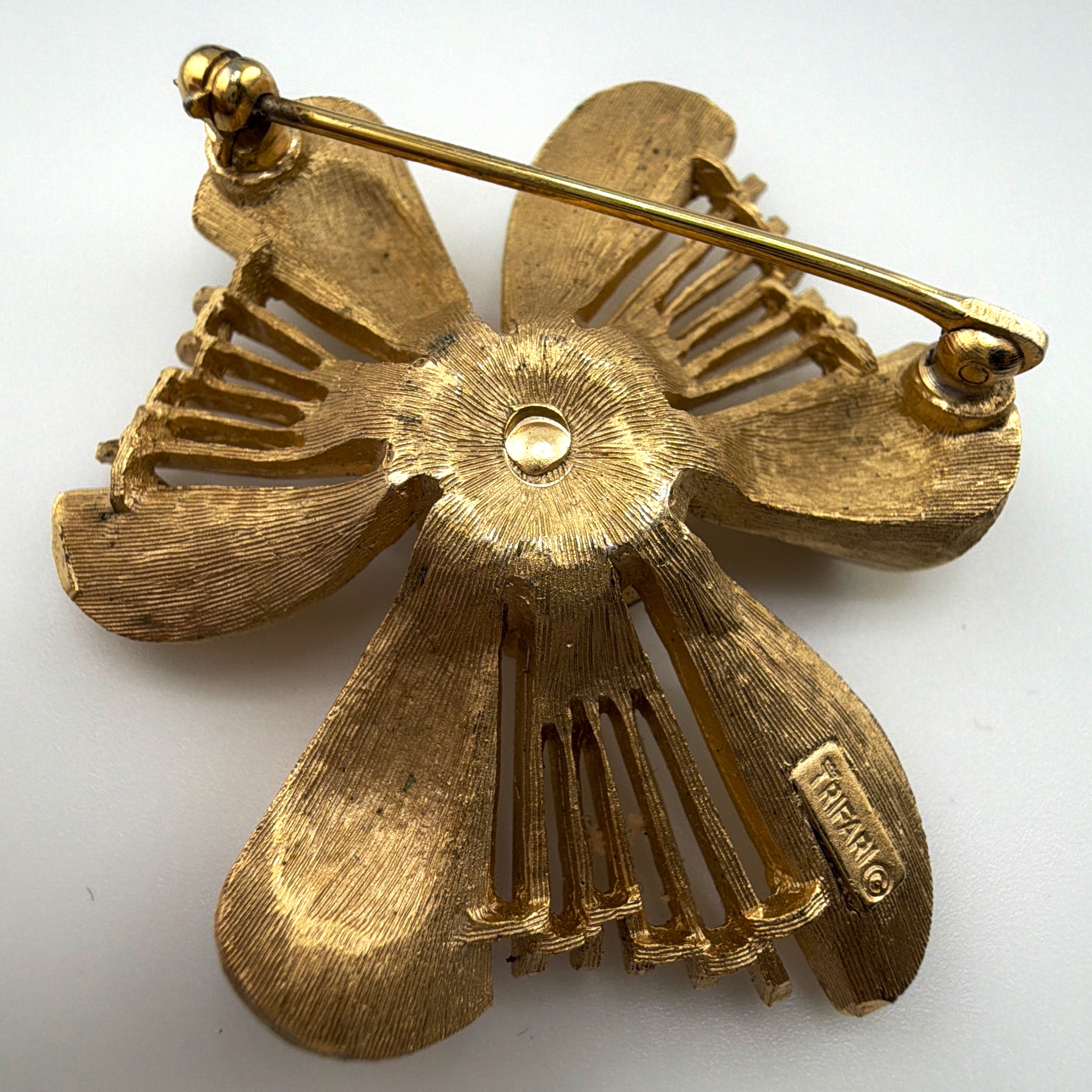 Mid-Century 50s–60s Signed Trifari Gold Tone Bow Brooch 19.48g — Back