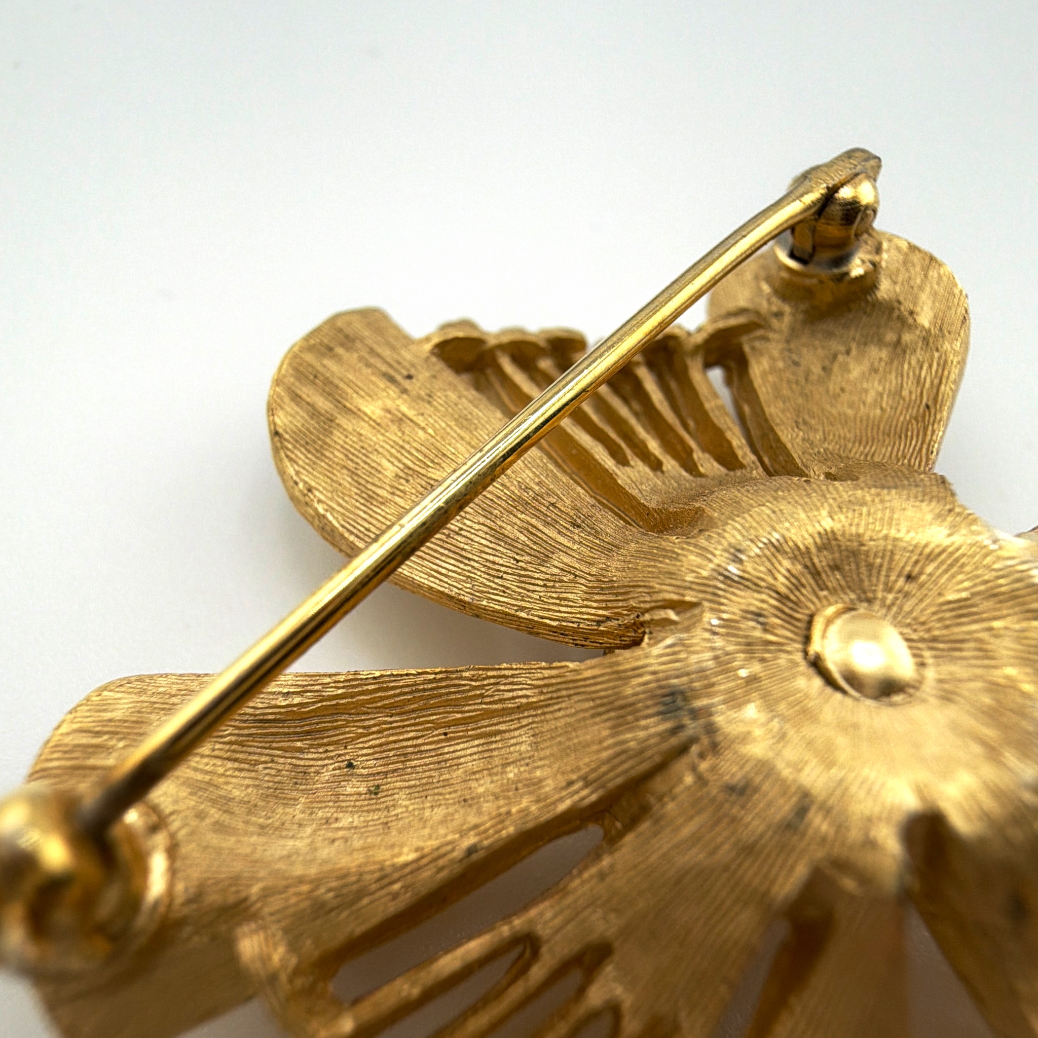 Mid-Century 50s–60s Signed Trifari Gold Tone Bow Brooch 19.48g — Detail