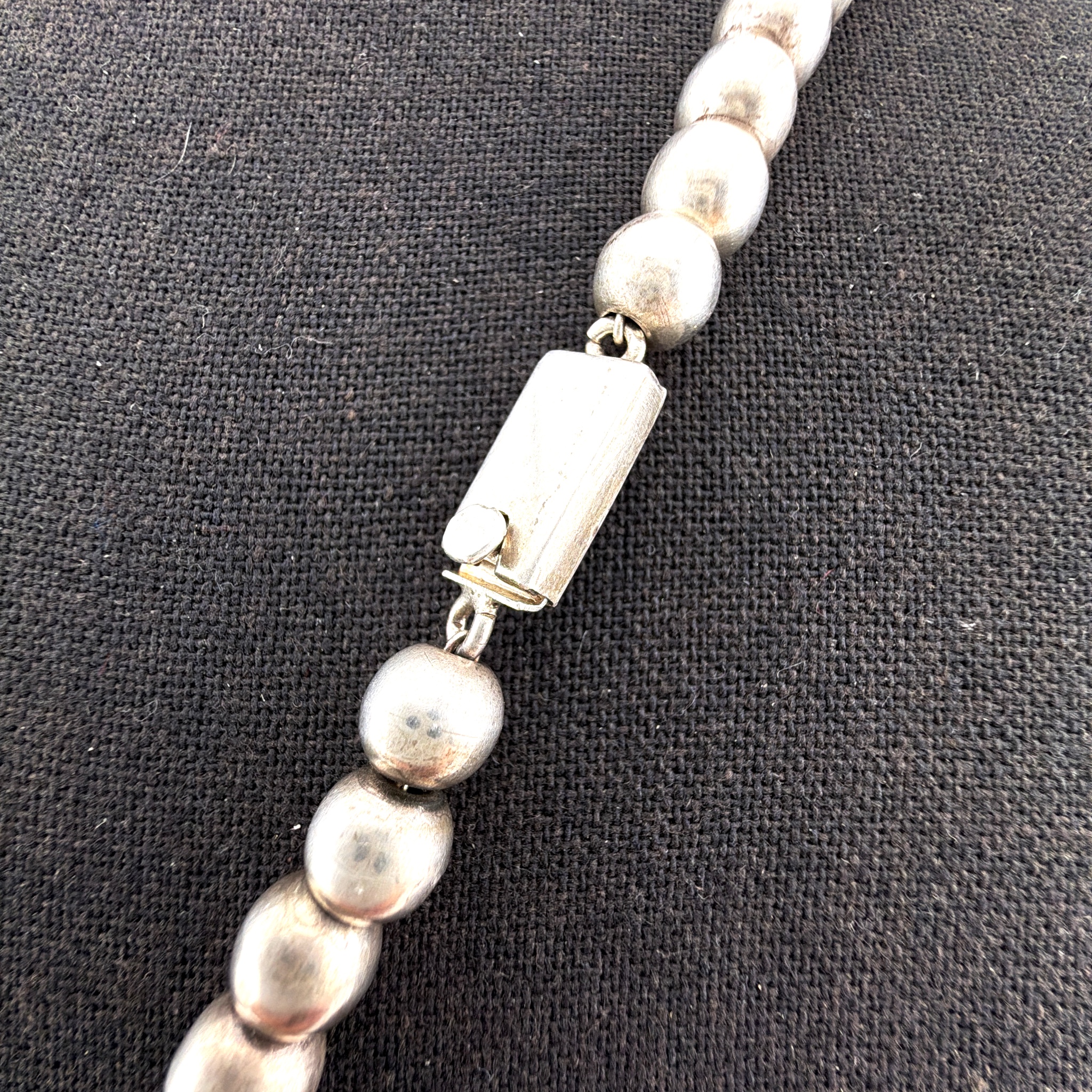 70s–90s 23.5 in Mexico Sterling Silver Graduated Bead Necklace 62.63g — Detail