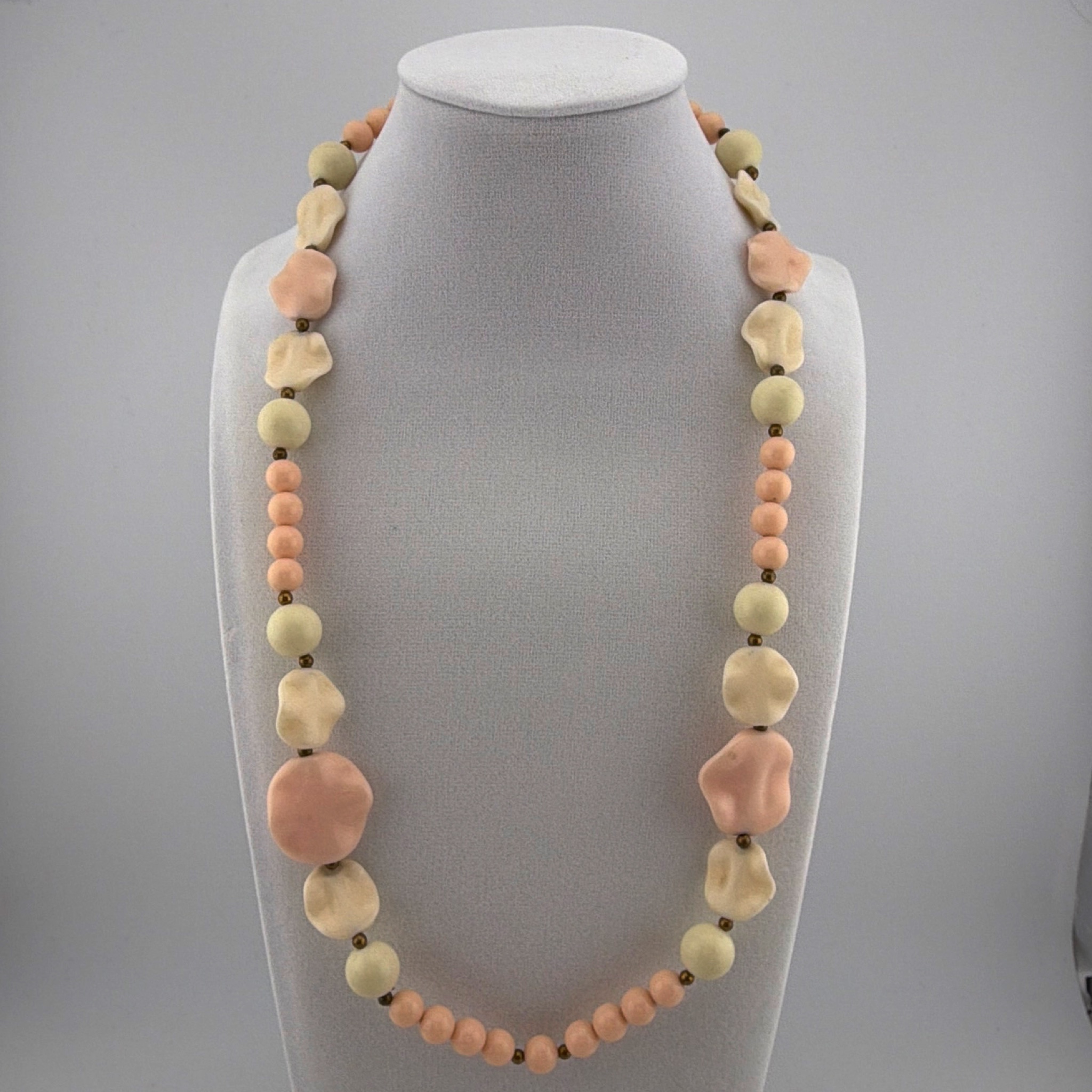 60s–70s 21.5 in Miriam Haskell Brass Tone Pink and Cream Molded Sculptural Bead Necklace 29.33g