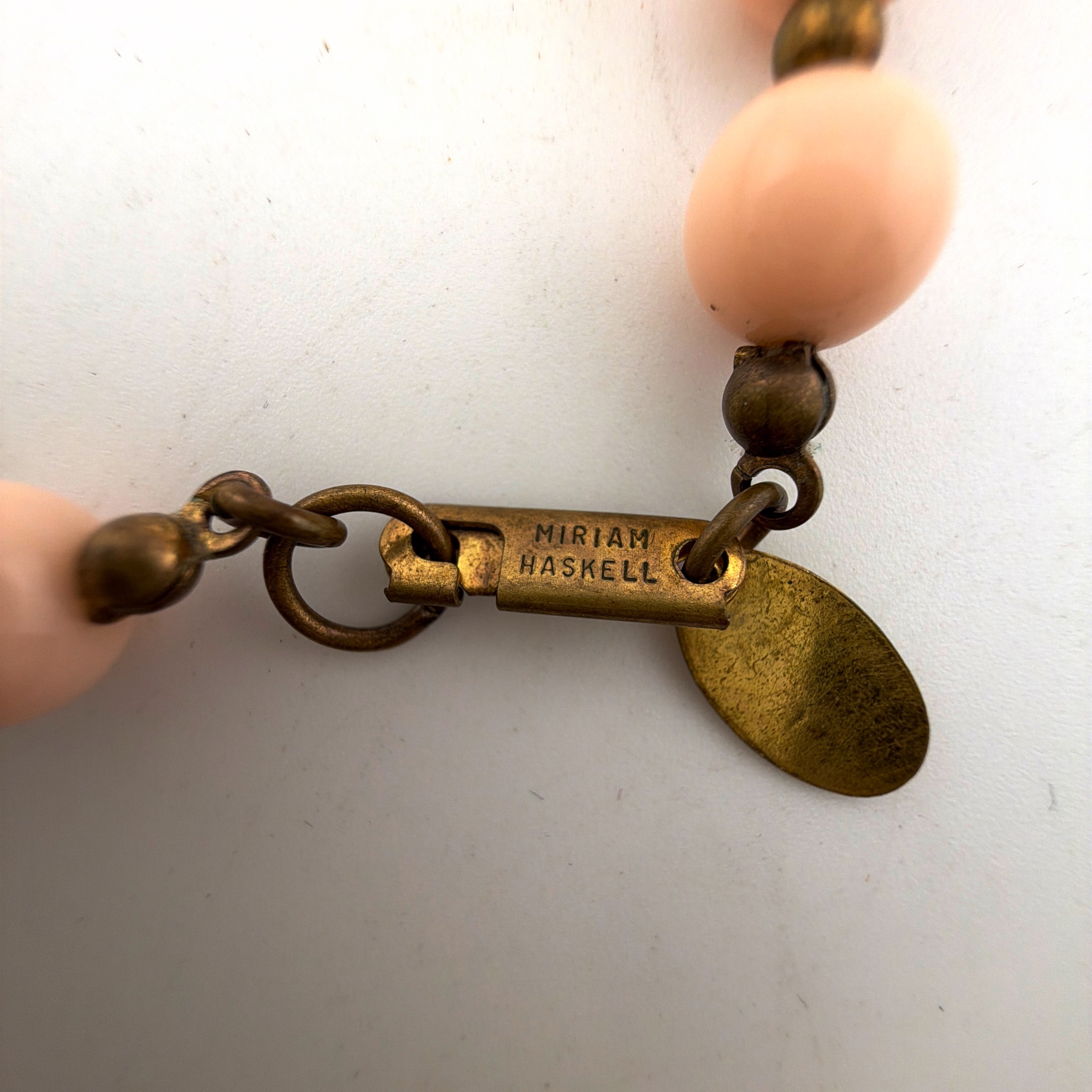 60s–70s 21.5 in Miriam Haskell Brass Tone Pink and Cream Molded Sculptural Bead Necklace 29.33g — Detail