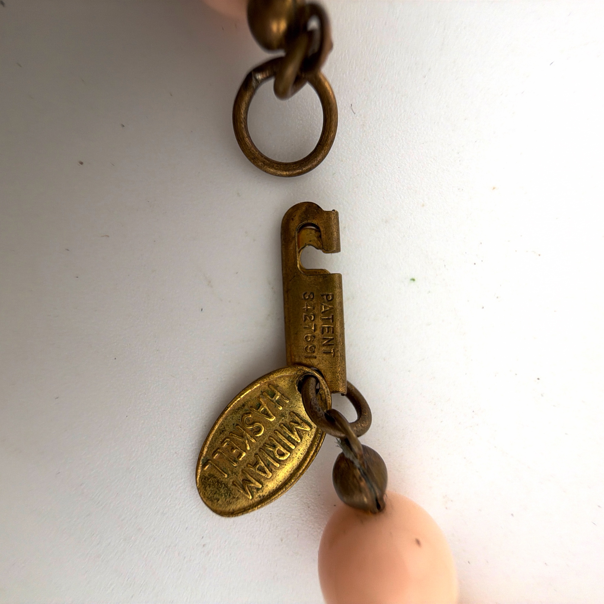 60s–70s 21.5 in Miriam Haskell Brass Tone Pink and Cream Molded Sculptural Bead Necklace 29.33g — Detail