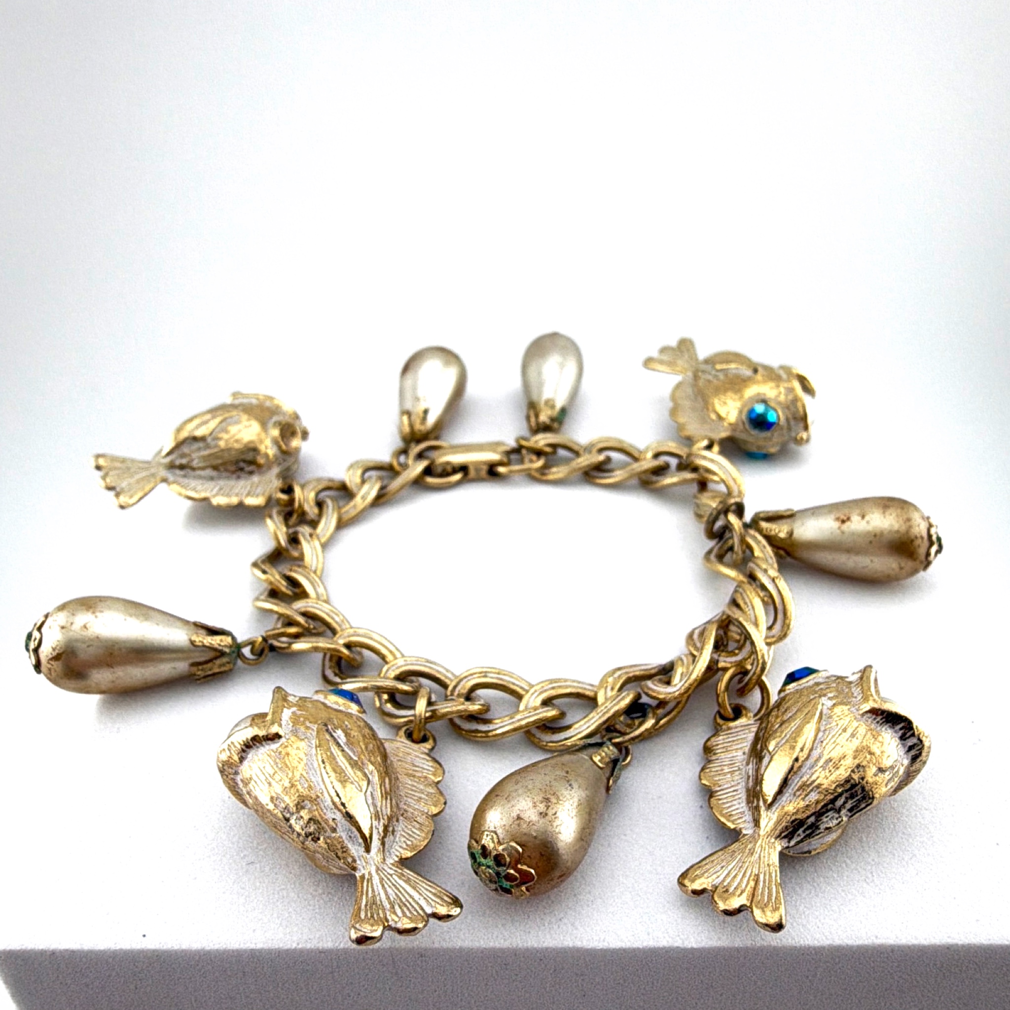 Mid-Century 50s–60s 7.5 in Gold Tone Blue AB Rhinestone Faux Pearl Figural Fish Charm Bracelet 63.38g — Side