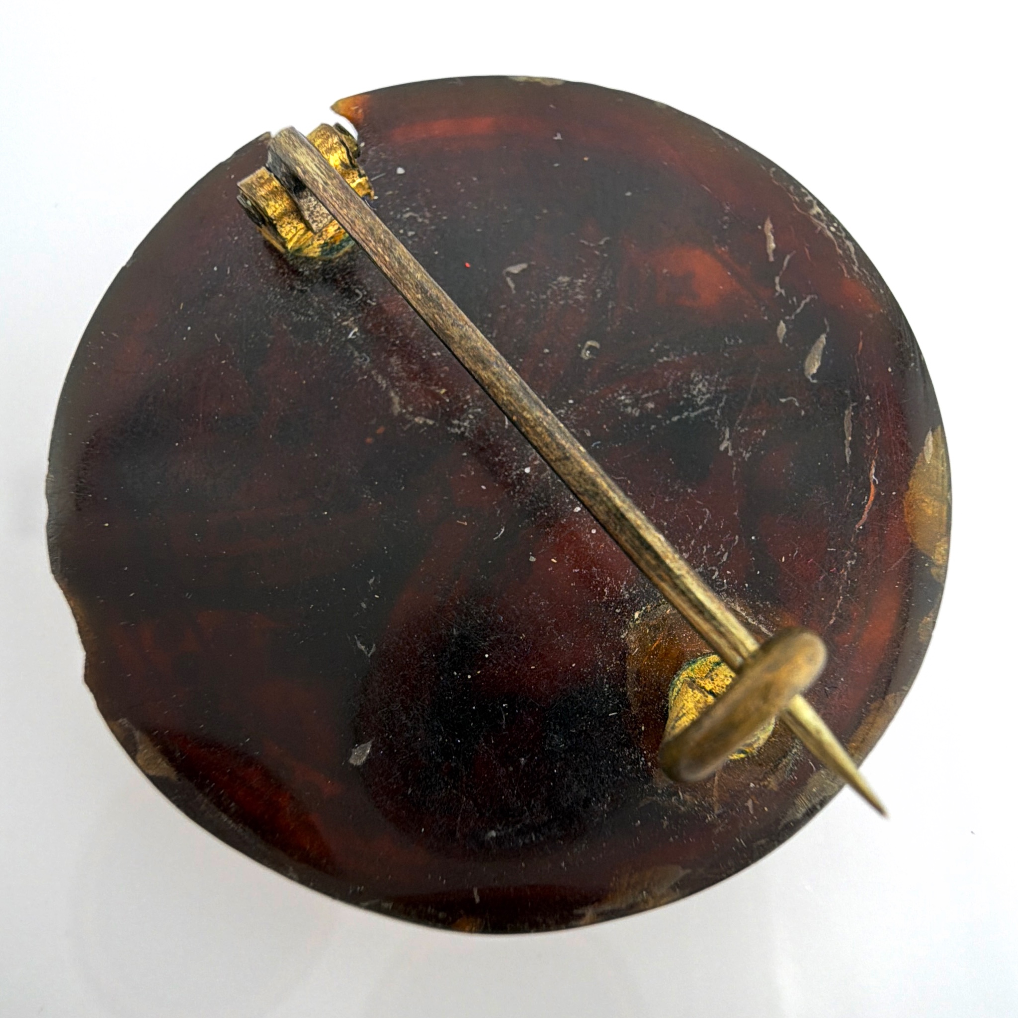 Victorian 1860s–90s Piqué Tortoiseshell Round Brooch, Mother of Pearl Inlay 4.13g — Detail