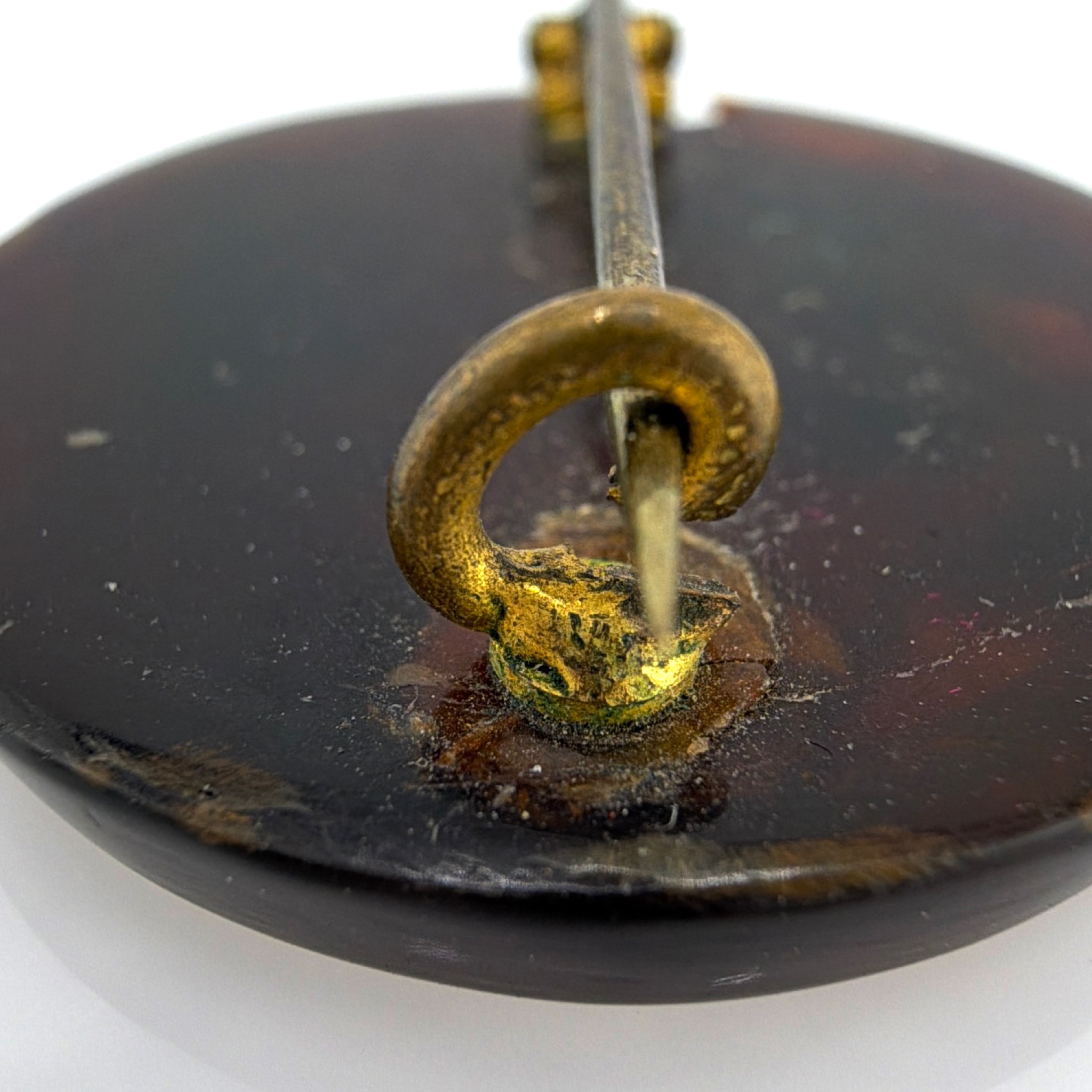 Victorian 1860s–90s Piqué Tortoiseshell Round Brooch, Mother of Pearl Inlay 4.13g — Detail