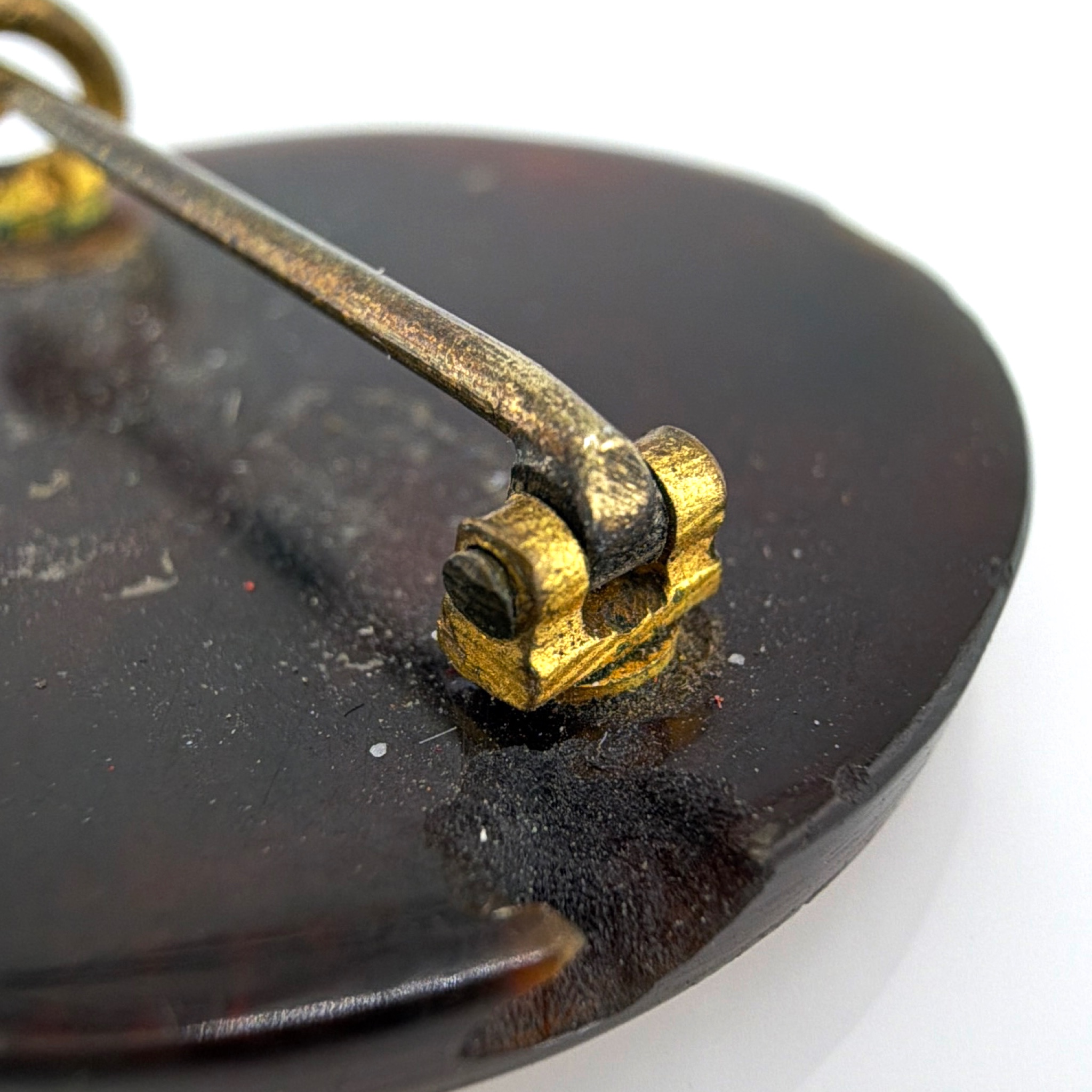 Victorian 1860s–90s Piqué Tortoiseshell Round Brooch, Mother of Pearl Inlay 4.13g — Detail
