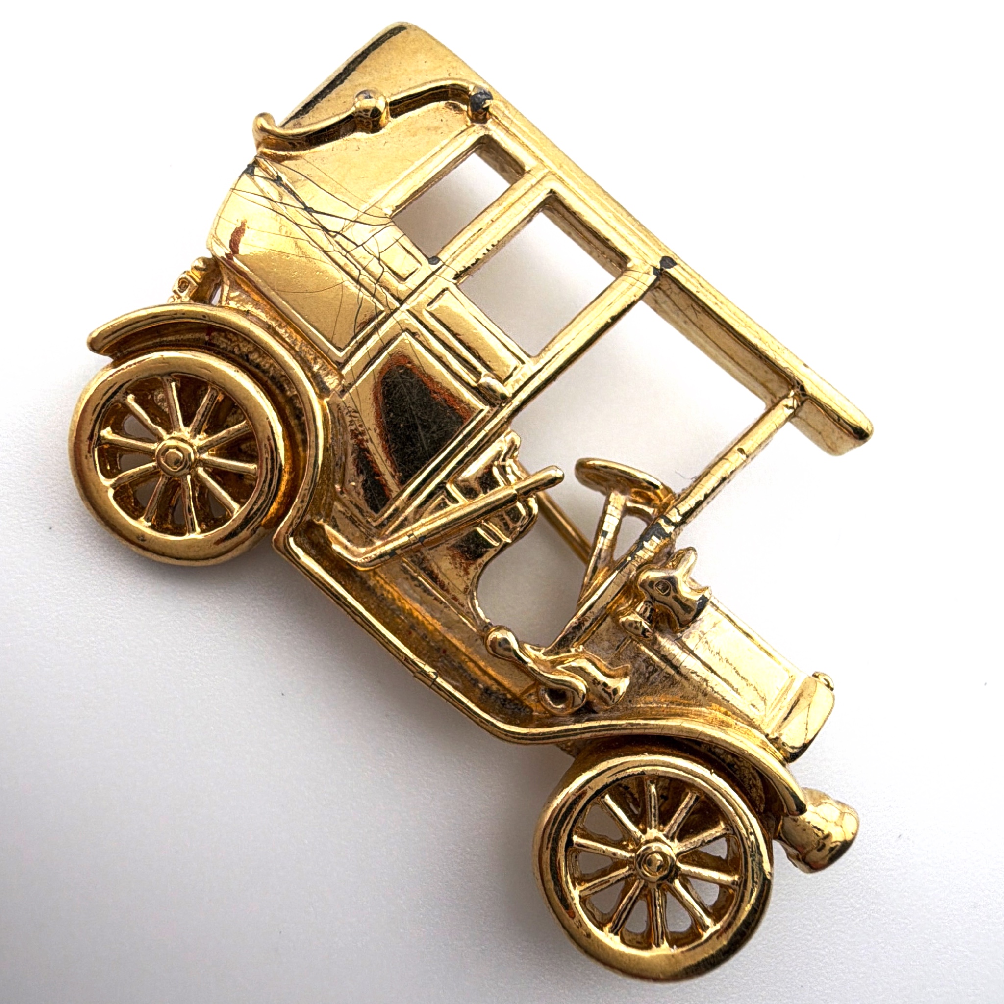 Mid-Century 50s–60s Trifari Gold Tone Antique Car Brooch 9.88g — Side