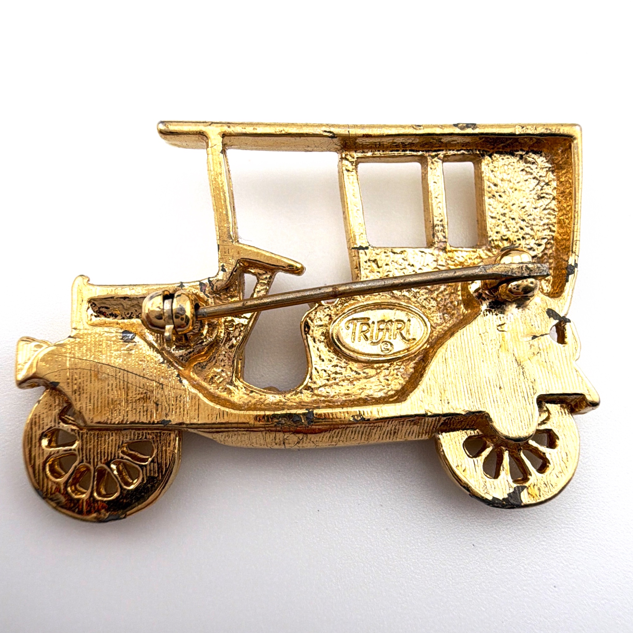 Mid-Century 50s–60s Trifari Gold Tone Antique Car Brooch 9.88g — Back