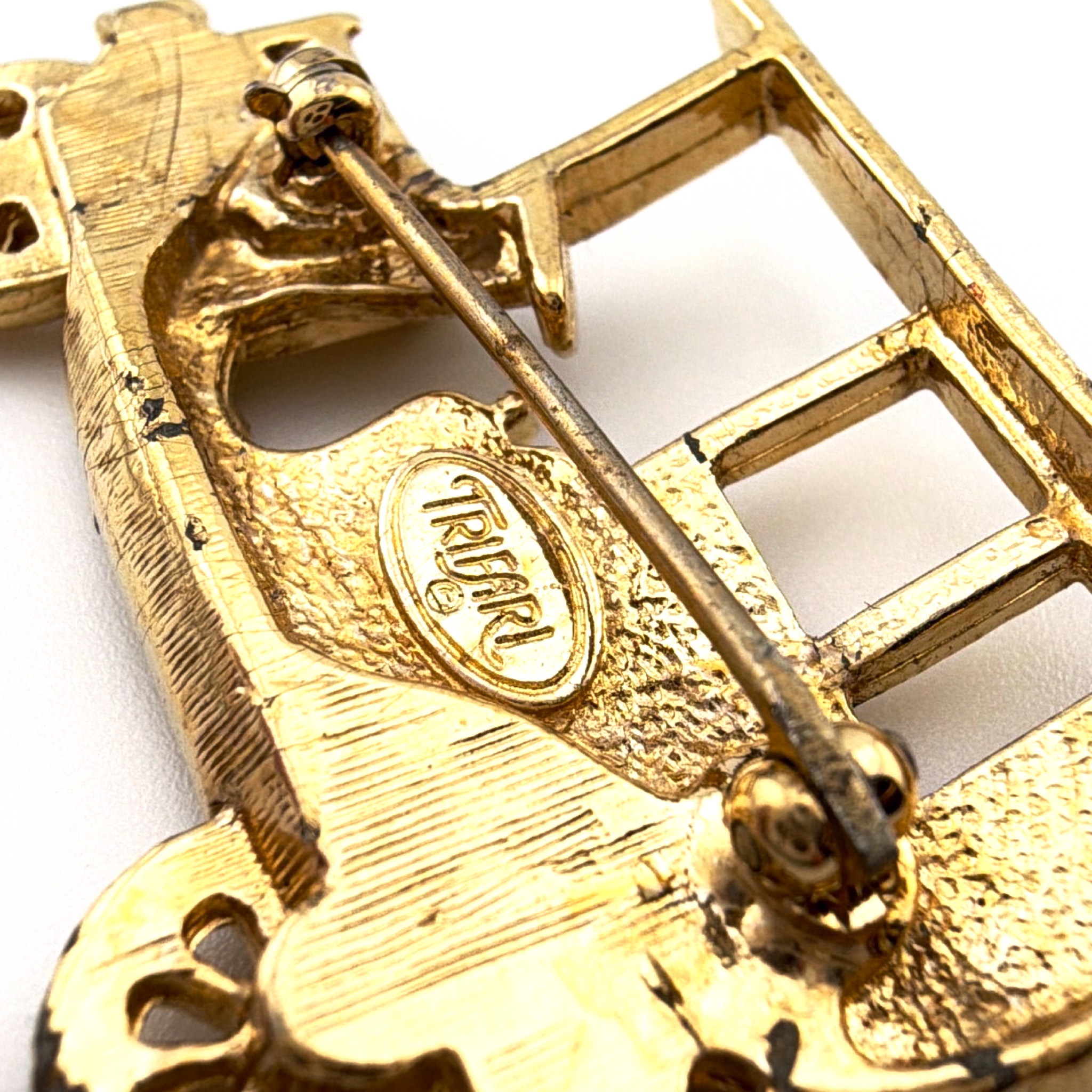 Mid-Century 50s–60s Trifari Gold Tone Antique Car Brooch 9.88g — Detail