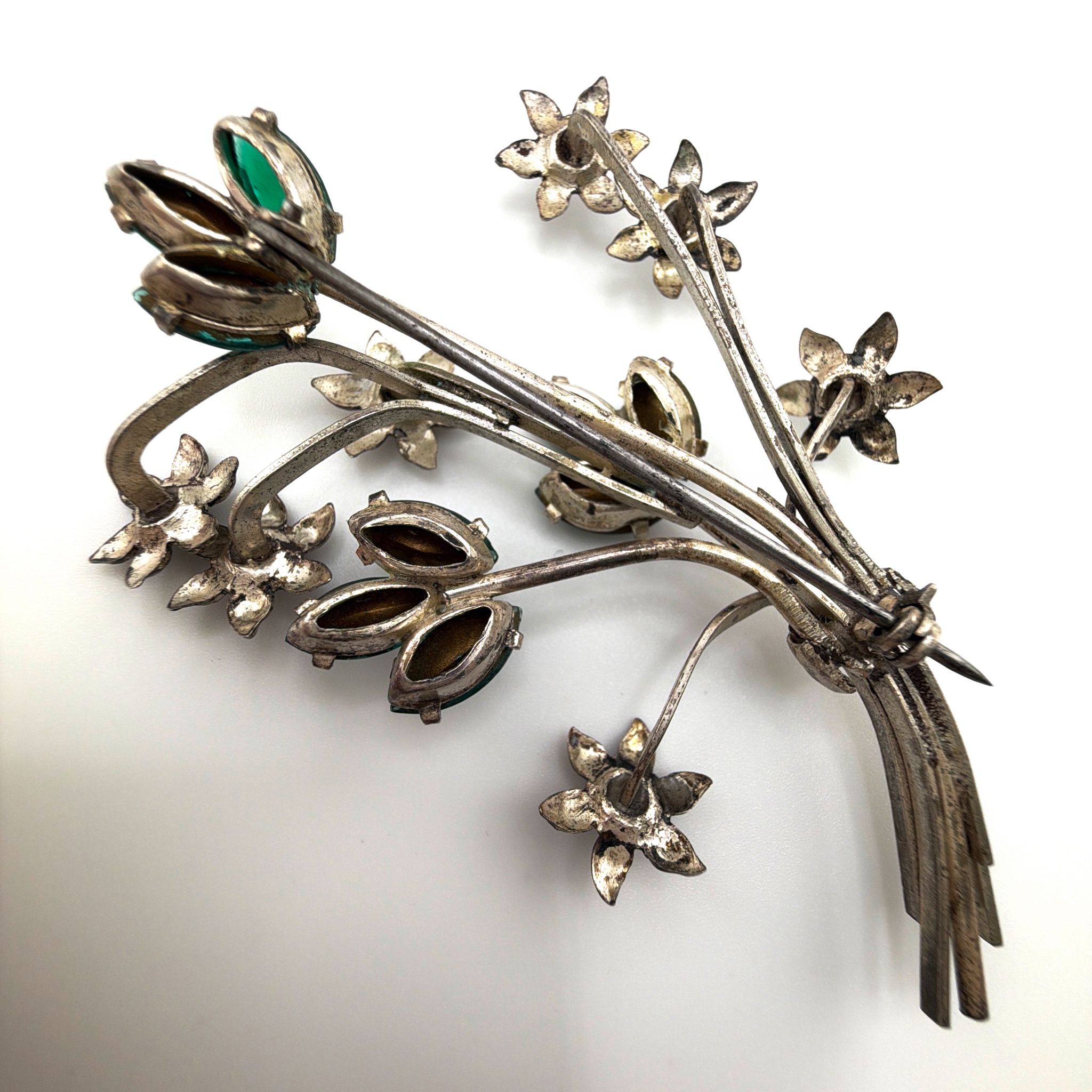 Retro 30s–50s Silver Tone Green Rhinestone Floral Spray Brooch 15.71g 2.75 in — Front