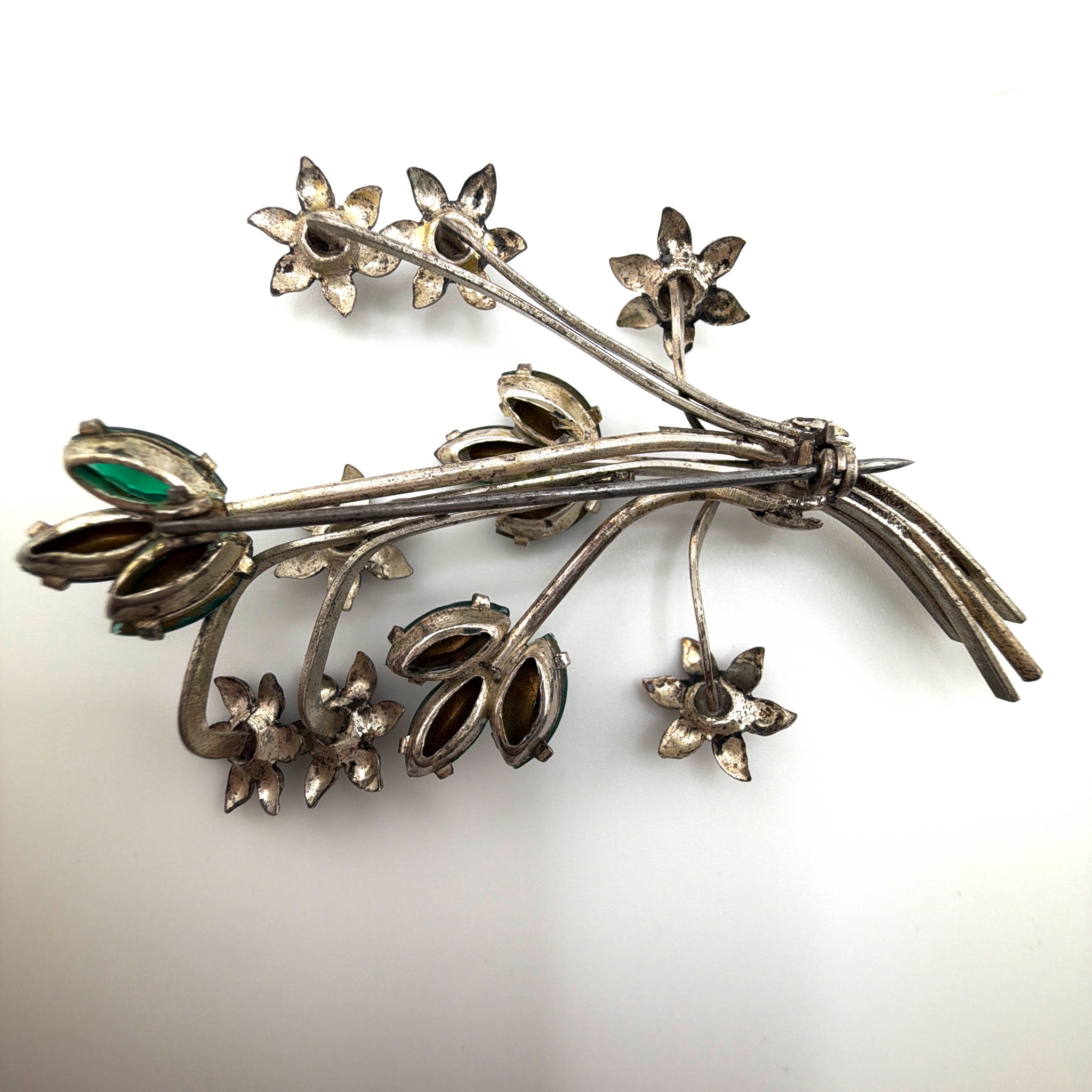 Retro 30s–50s Silver Tone Green Rhinestone Floral Spray Brooch 15.71g 2.75 in — Side