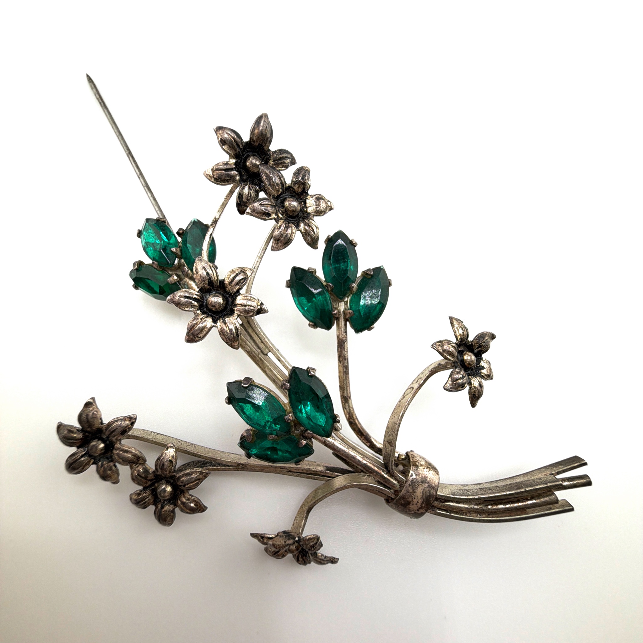 Retro 30s–50s Silver Tone Green Rhinestone Floral Spray Brooch 15.71g 2.75 in — Detail