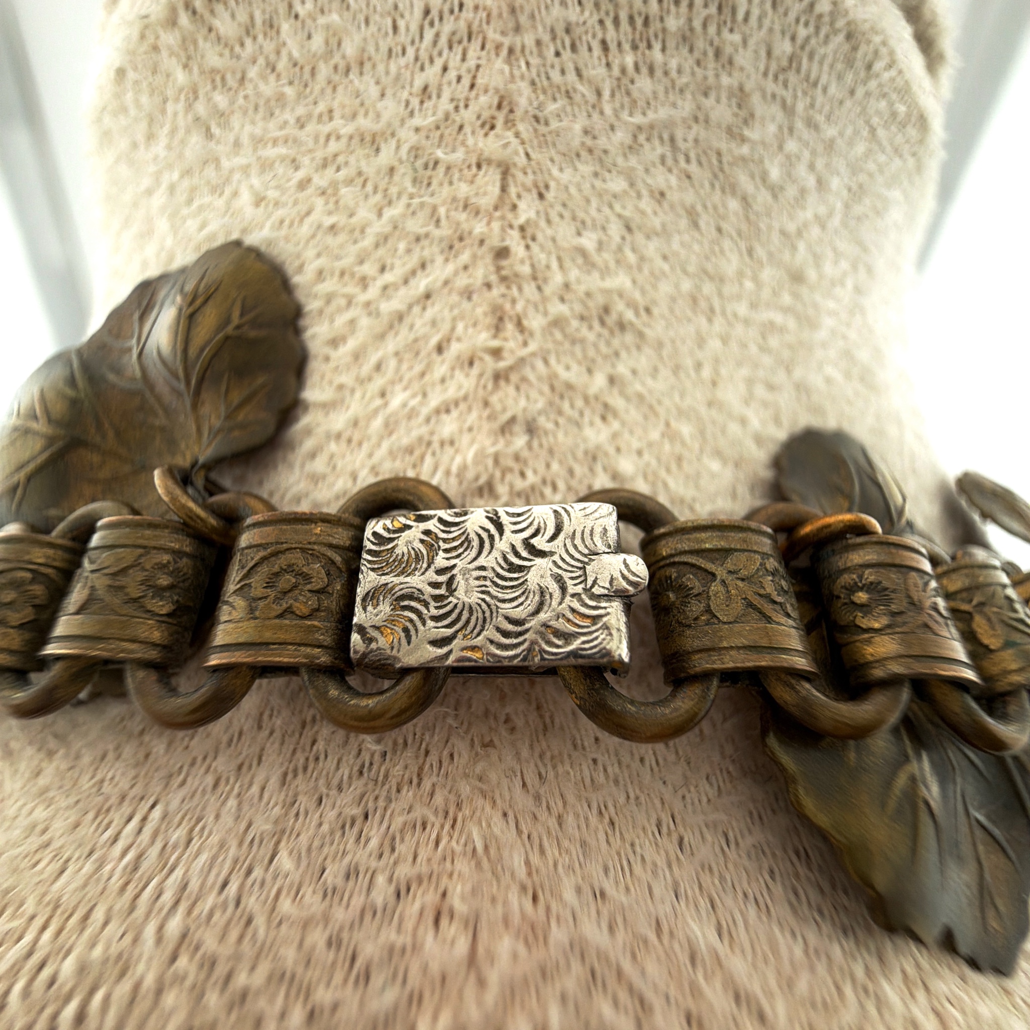 Retro 30s–50s Tri-Tone Metal Leaf Fringe Collar Necklace 49.69g — Detail