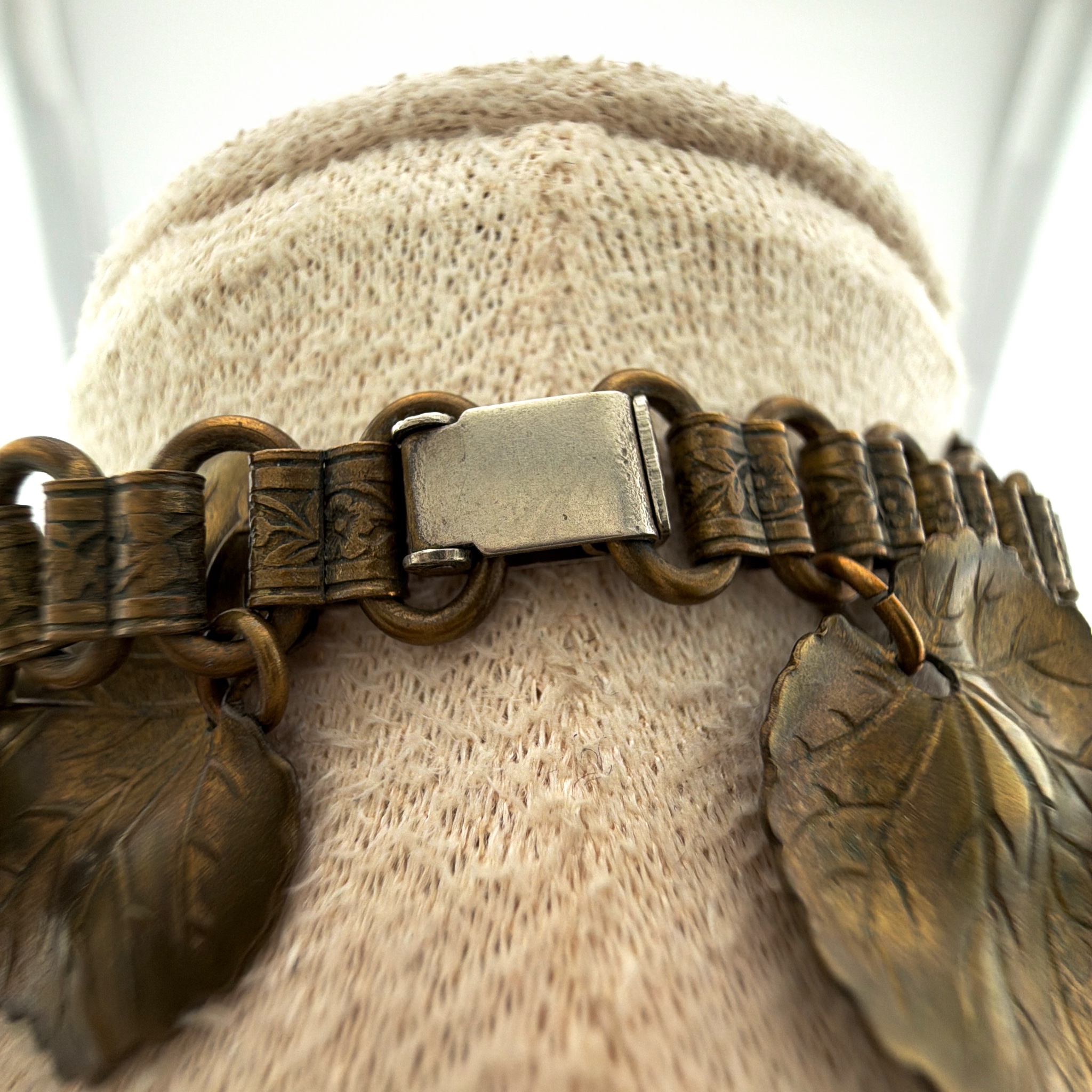Retro 30s–50s Tri-Tone Metal Leaf Fringe Collar Necklace 49.69g — Detail