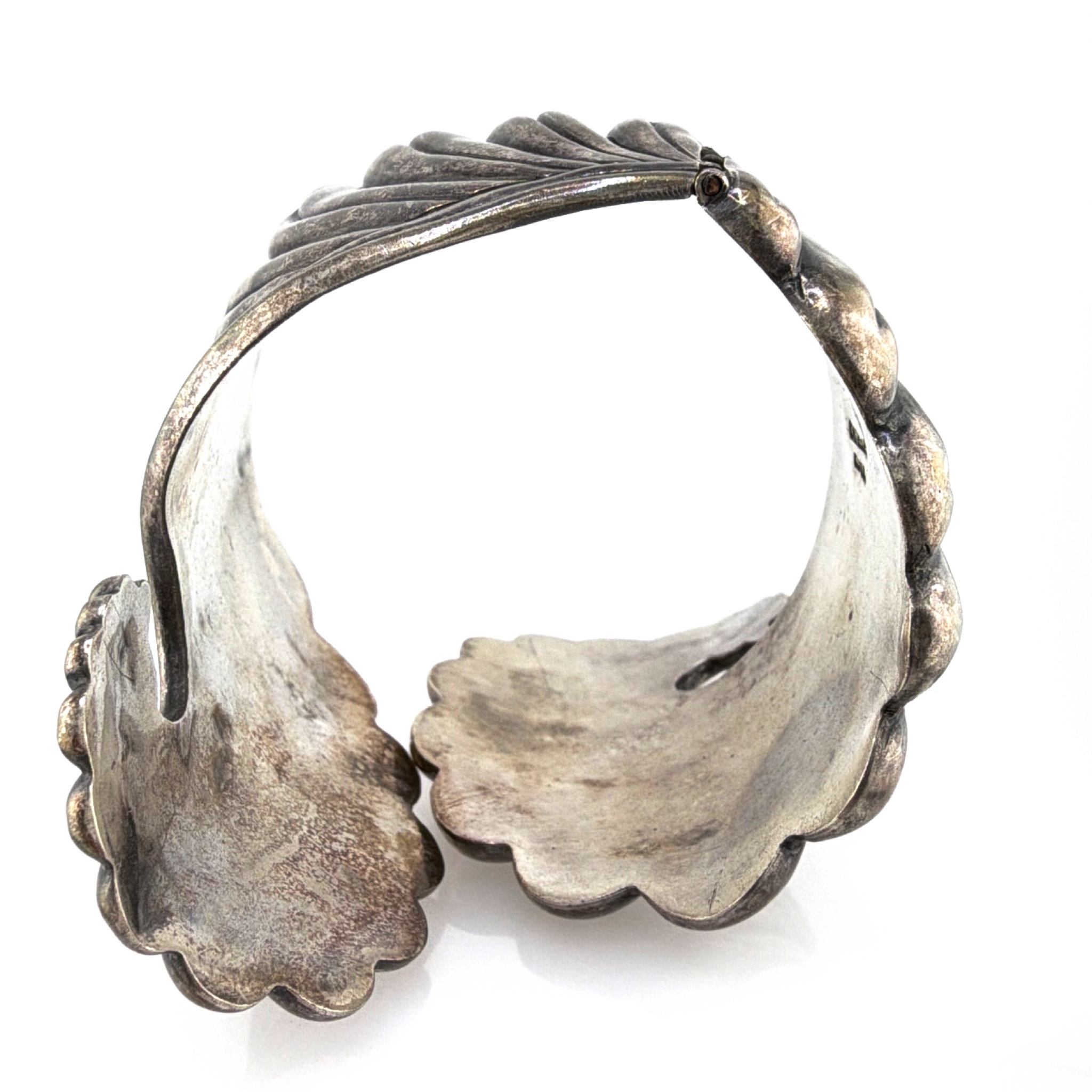 Retro 30s–50s Taxco Sterling Sculptural Shell Bypass Cuff 78.28g 2.2 in — Front