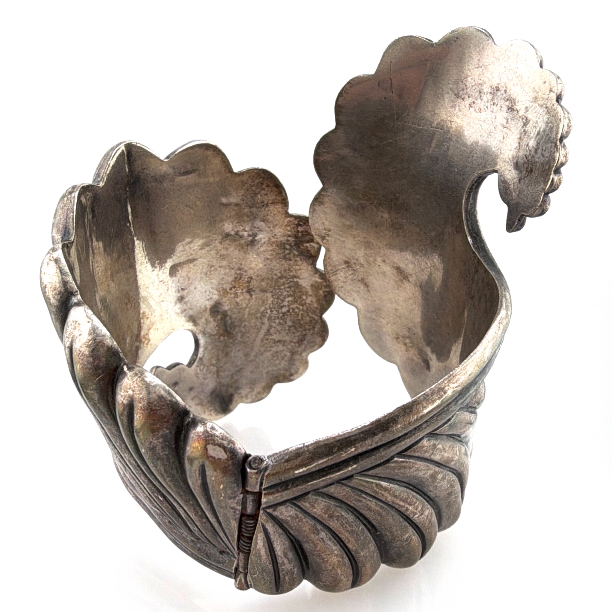 Retro 30s–50s Taxco Sterling Sculptural Shell Bypass Cuff 78.28g 2.2 in — Back