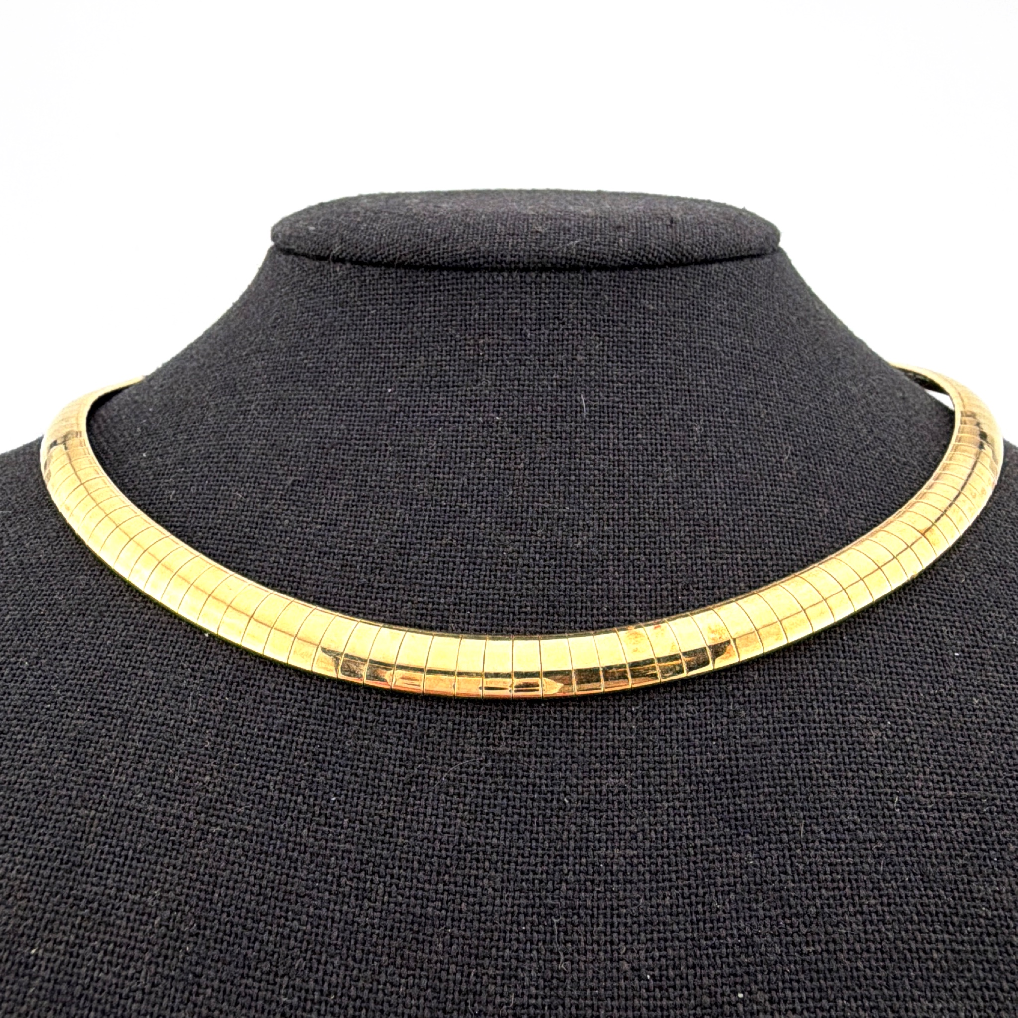 80s–90s Gold Tone Omega Collar Necklace 27.30g 15.5 in — Front