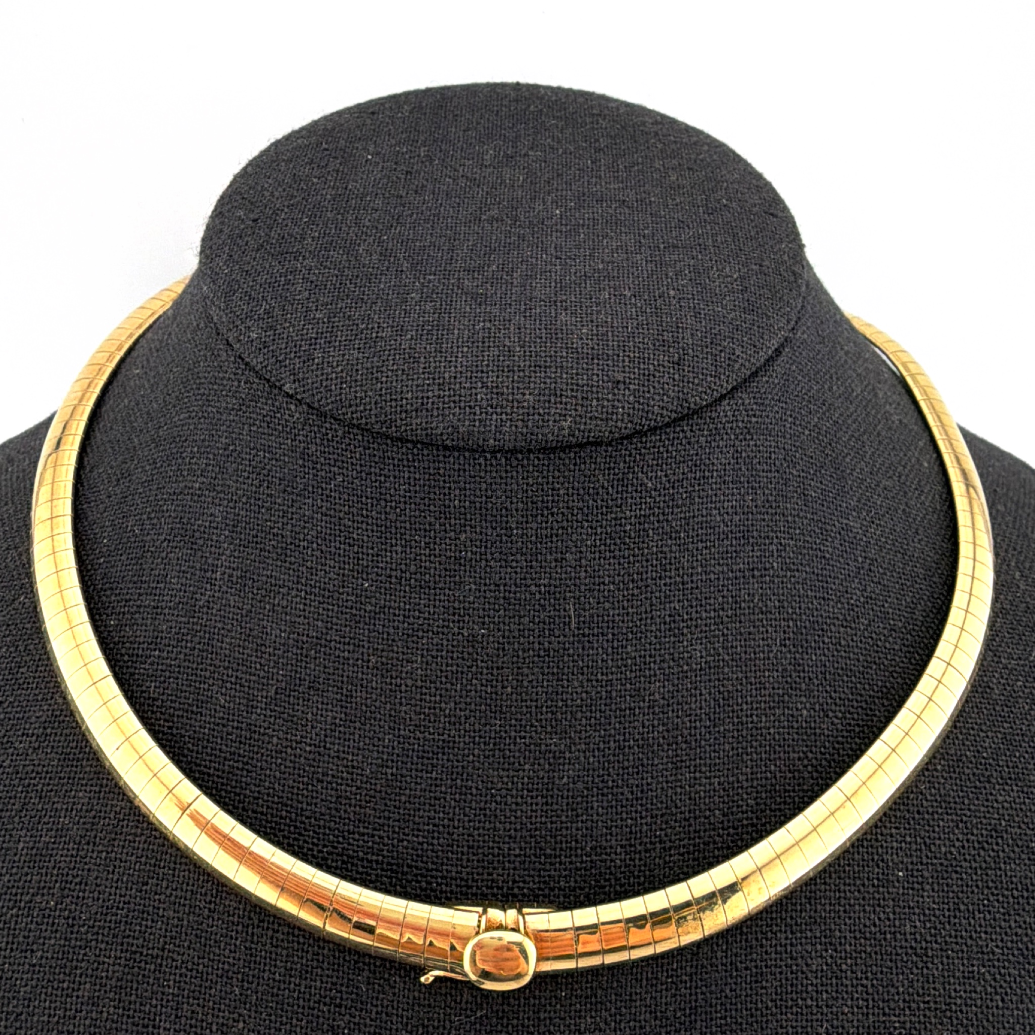 80s–90s Gold Tone Omega Collar Necklace 27.30g 15.5 in — Front