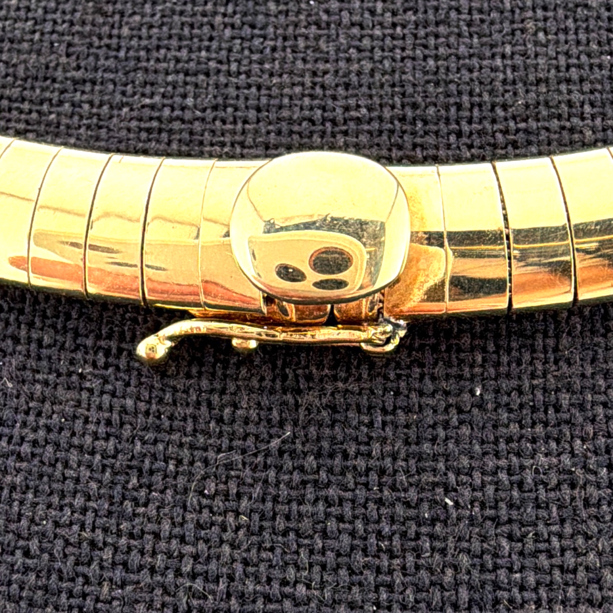 80s–90s Gold Tone Omega Collar Necklace 27.30g 15.5 in — Detail