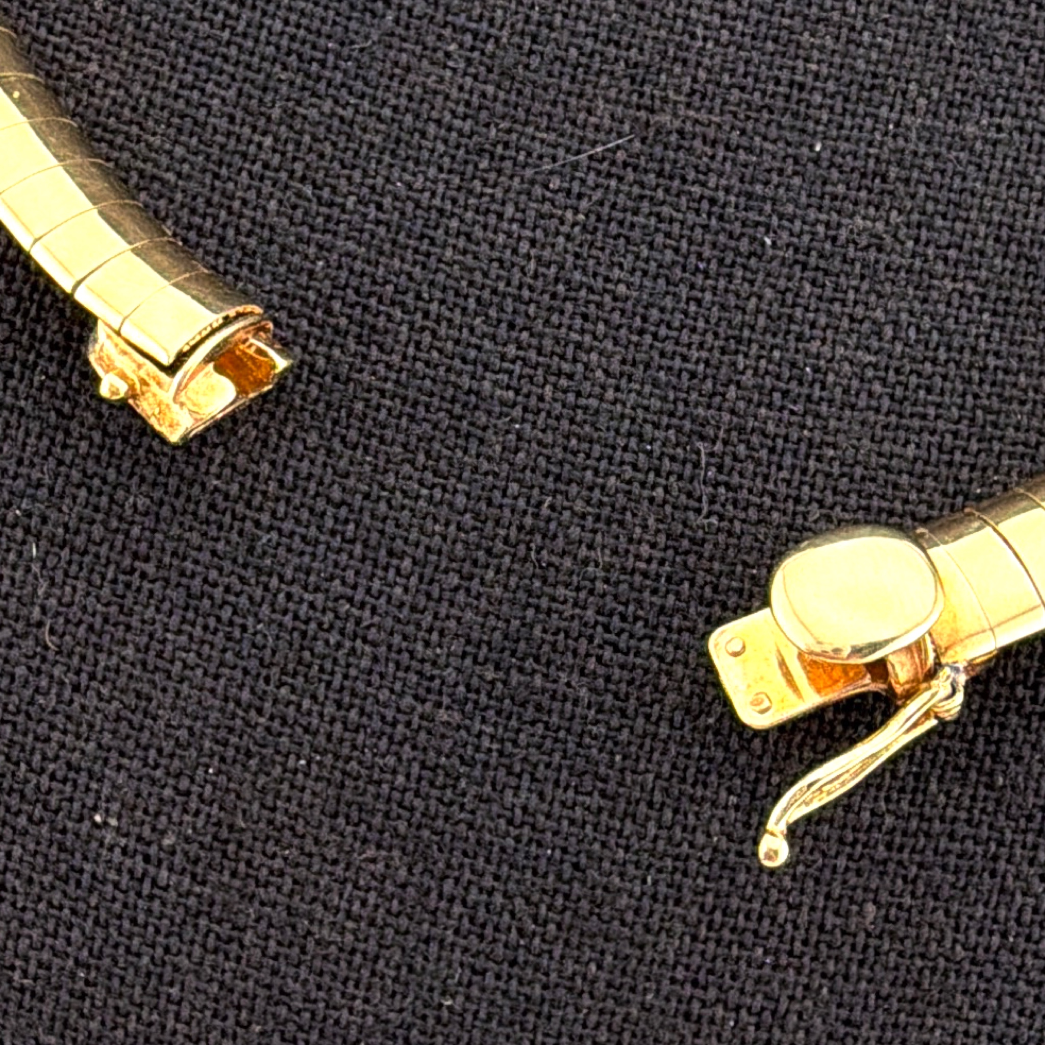 80s–90s Gold Tone Omega Collar Necklace 27.30g 15.5 in — Detail