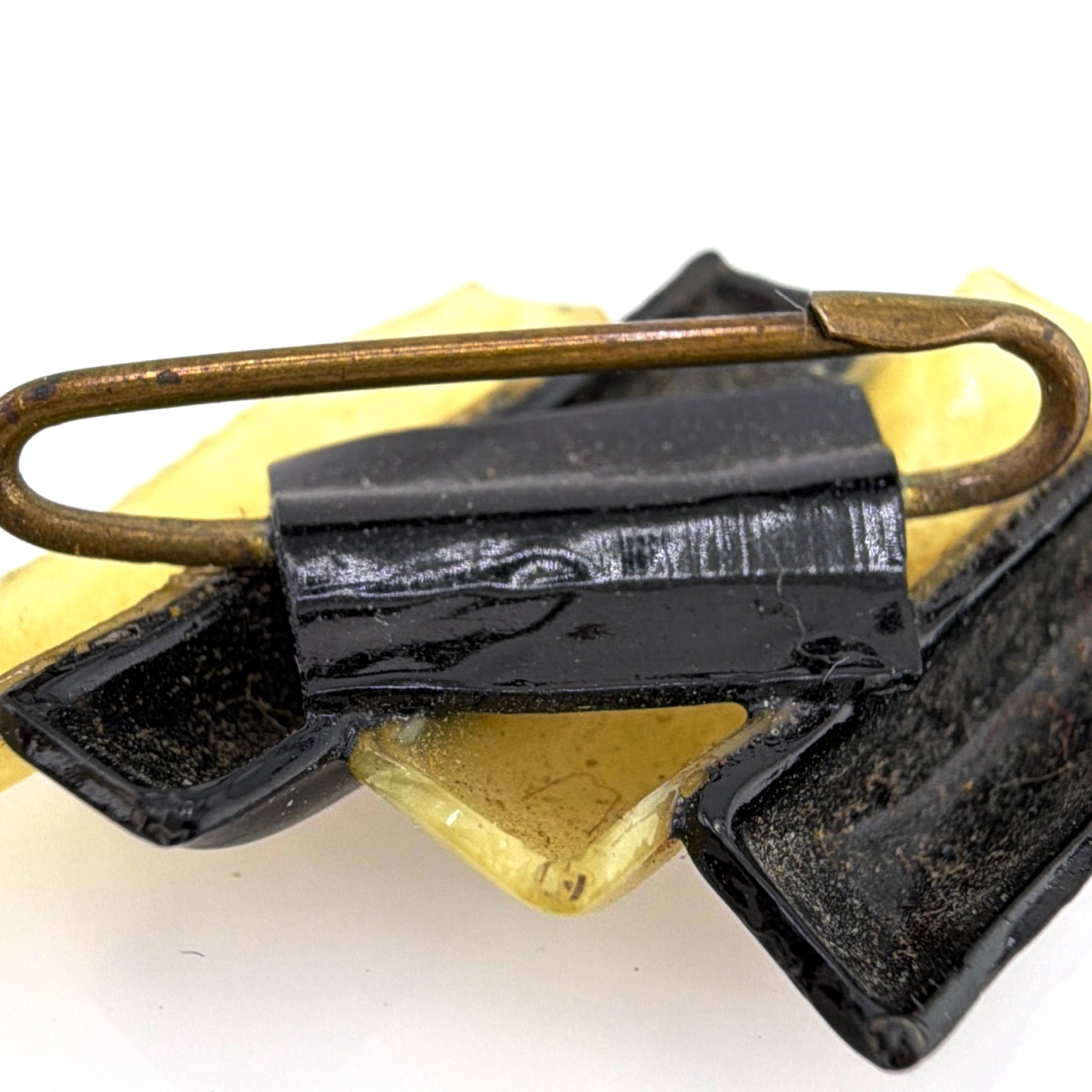 1950s-60s Black & Yellow Early Plastic Geometric Stepped Bar Brooch 1.33g — Detail