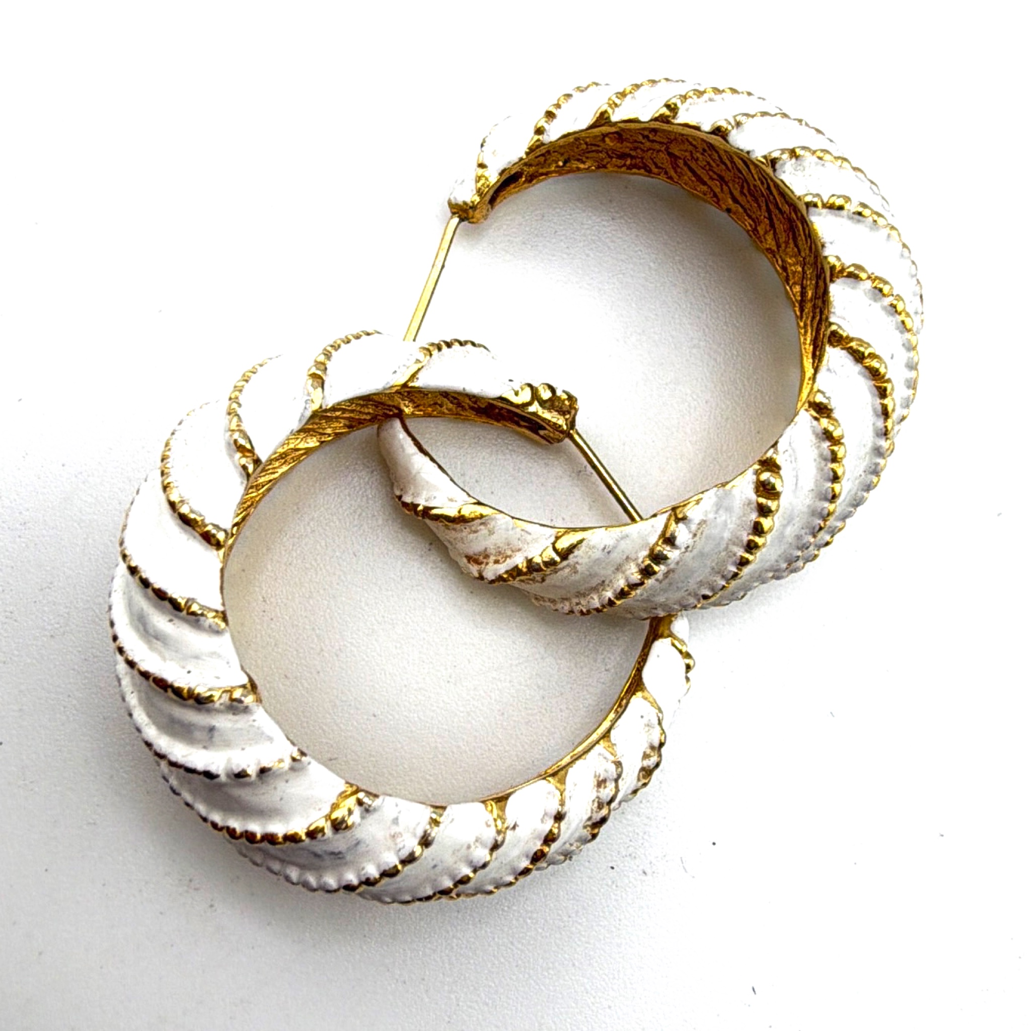 80s–90s Gold Tone White Enamel Ribbed Hoop Earrings 18.49g — Detail