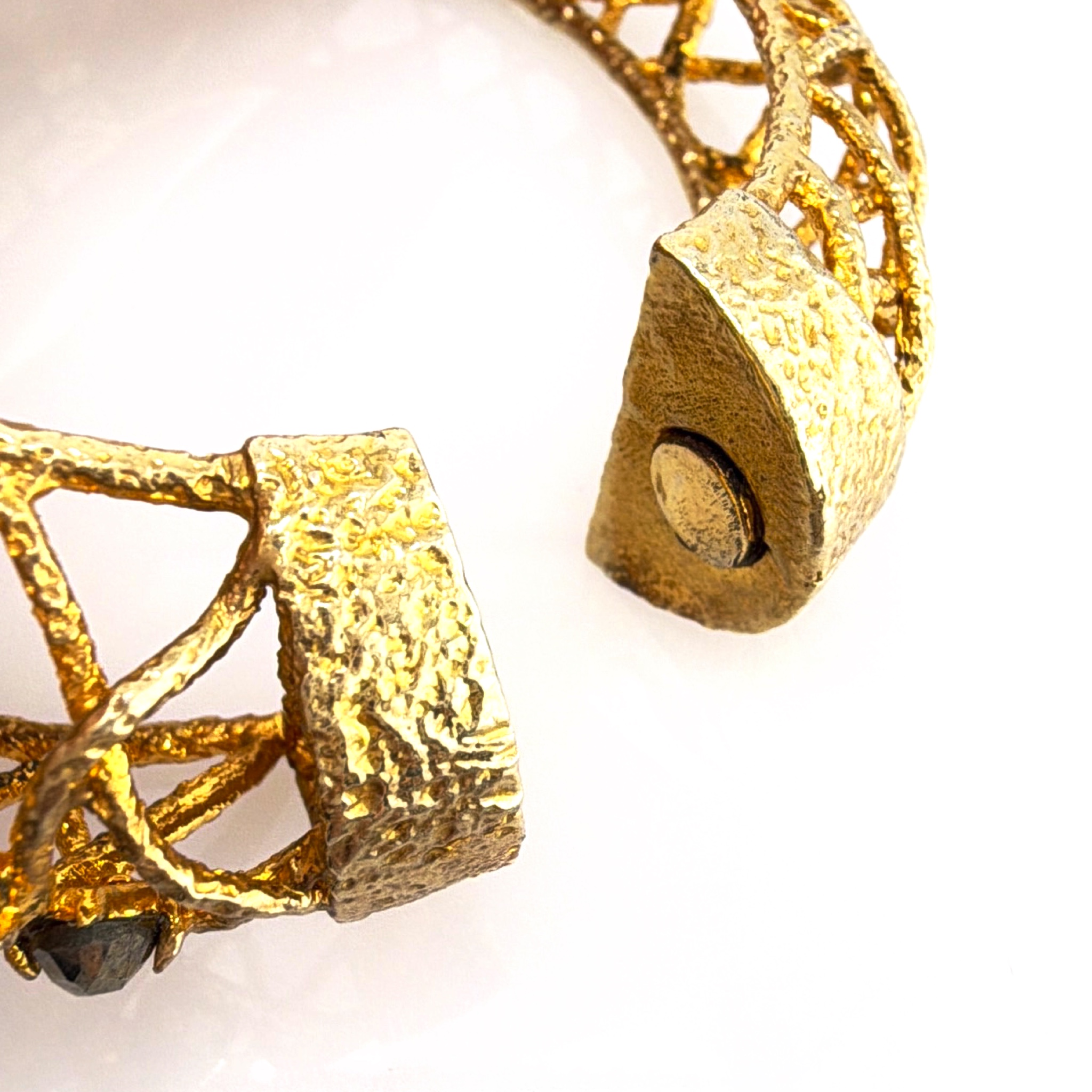 Alexis Bittar Gold Tone Brutalist Natural Stone Crystal Hinged Bangle 64.91g 7 in — Detail