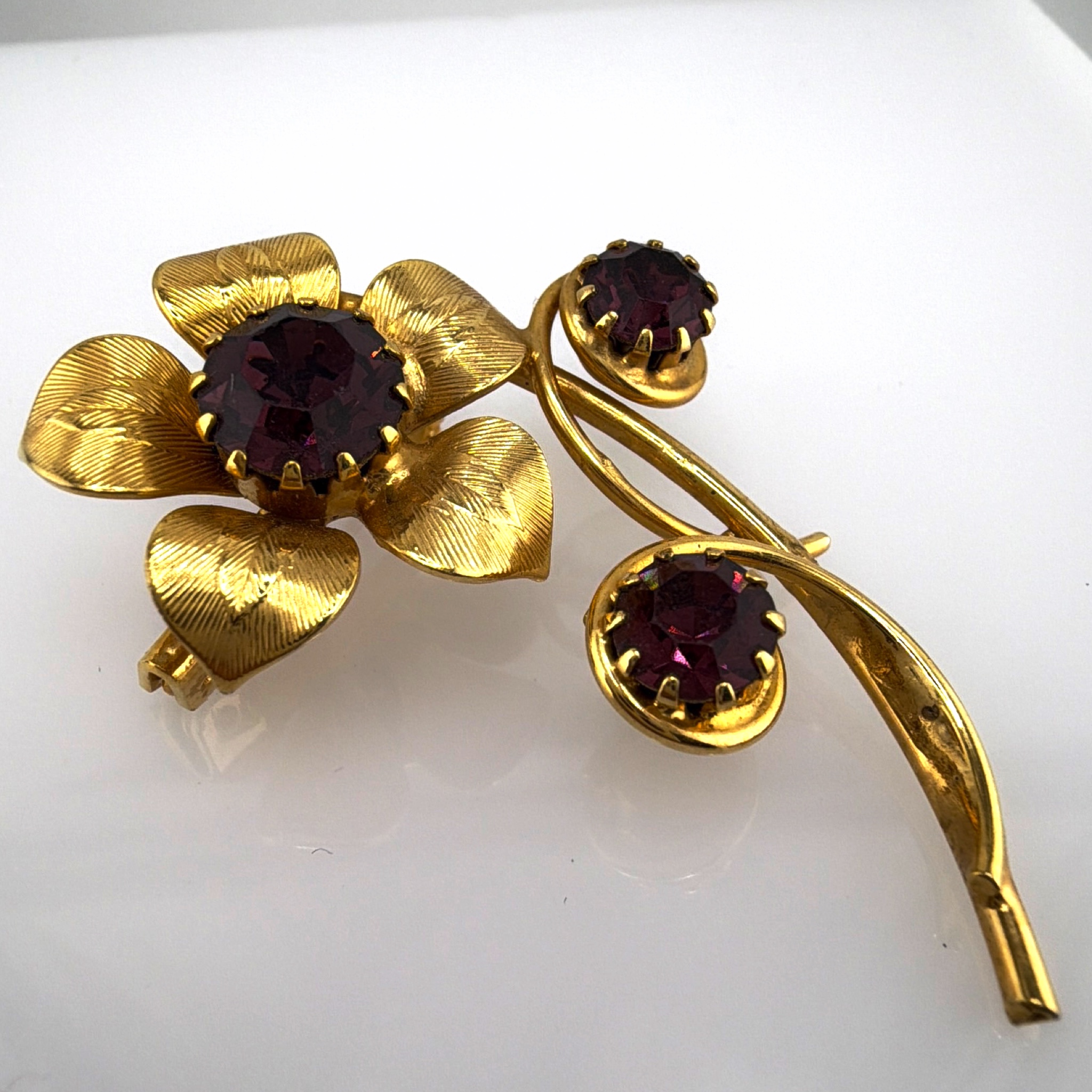 Mid-Century 50s–70s Gold Tone Purple Rhinestone Floral Brooch 6.62g