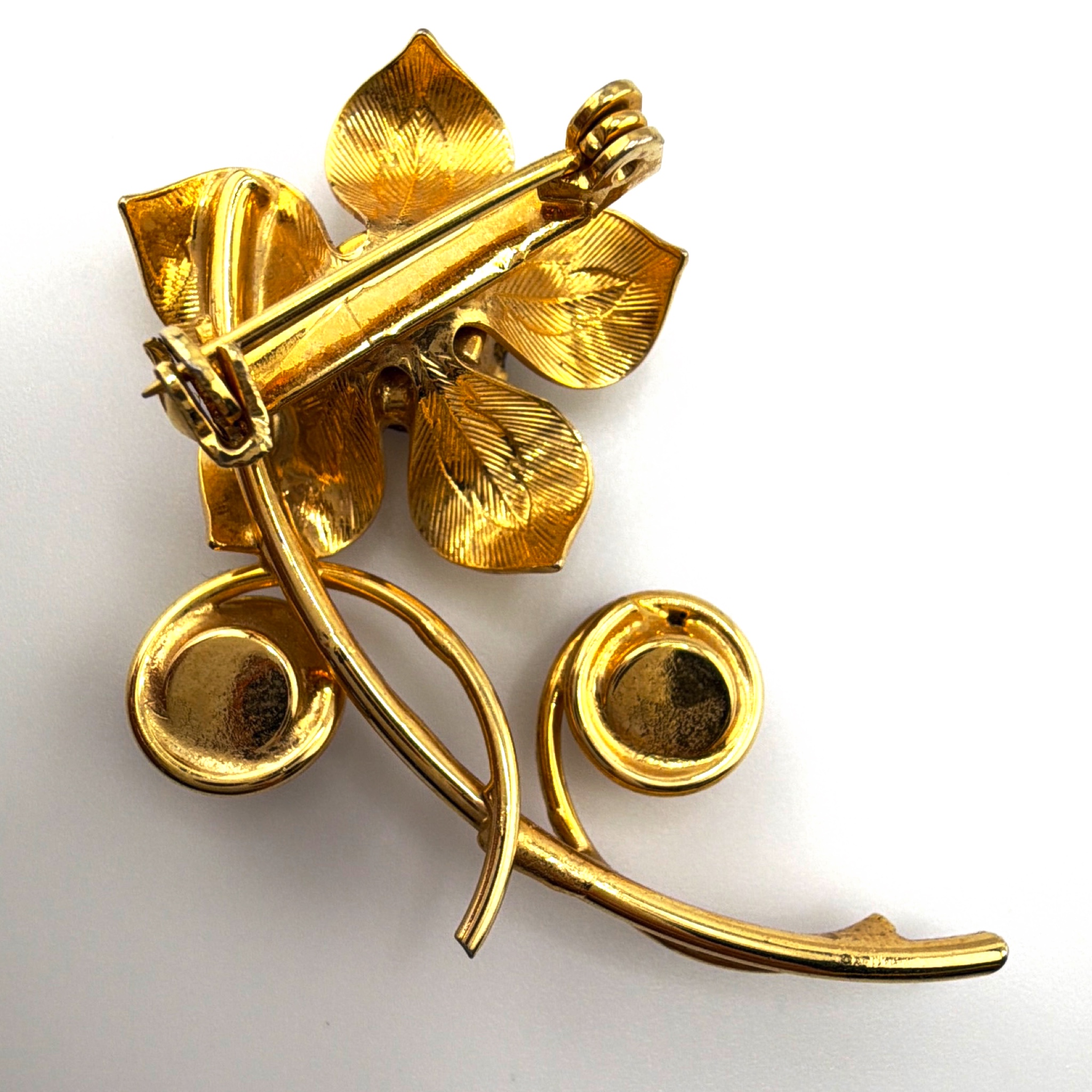 Mid-Century 50s–70s Gold Tone Purple Rhinestone Floral Brooch 6.62g — Detail