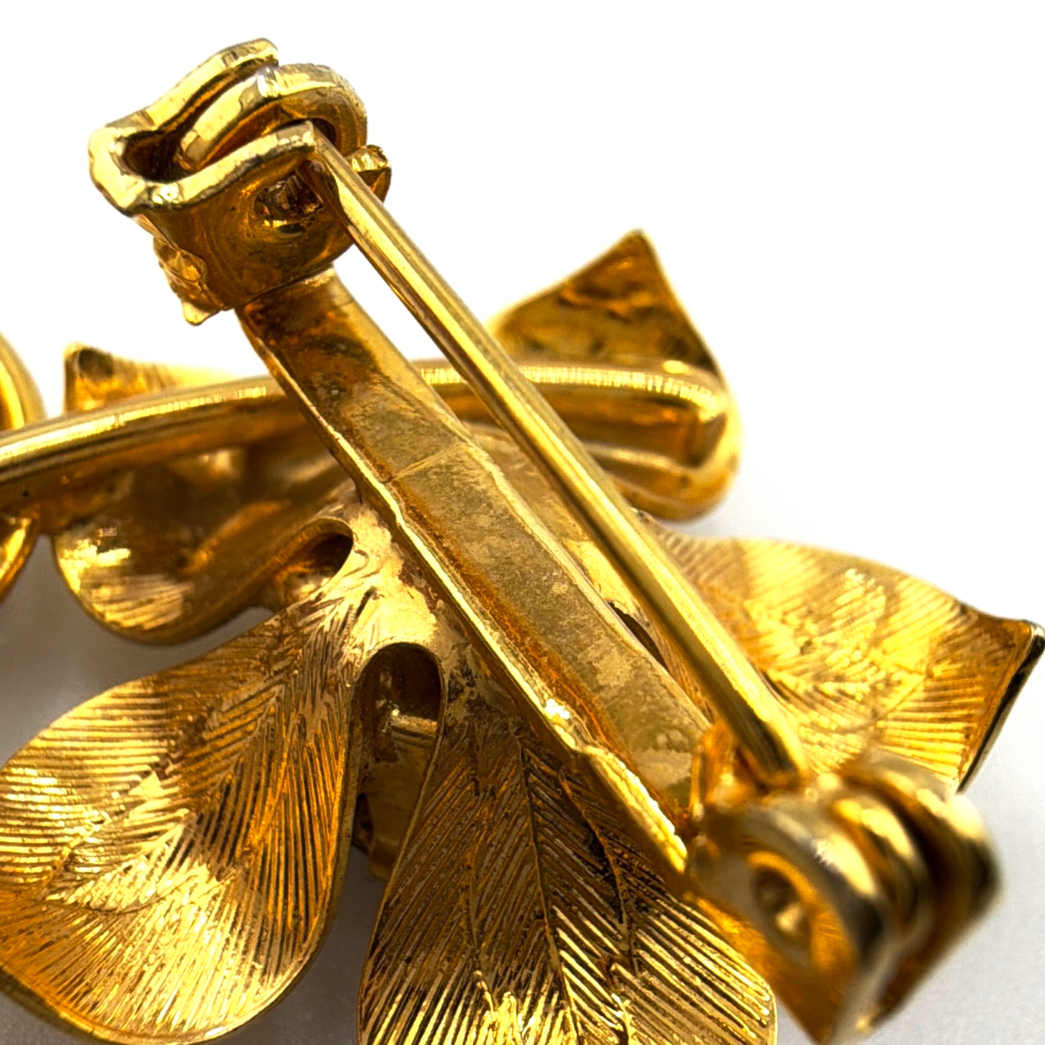 Mid-Century 50s–70s Gold Tone Purple Rhinestone Floral Brooch 6.62g — Detail