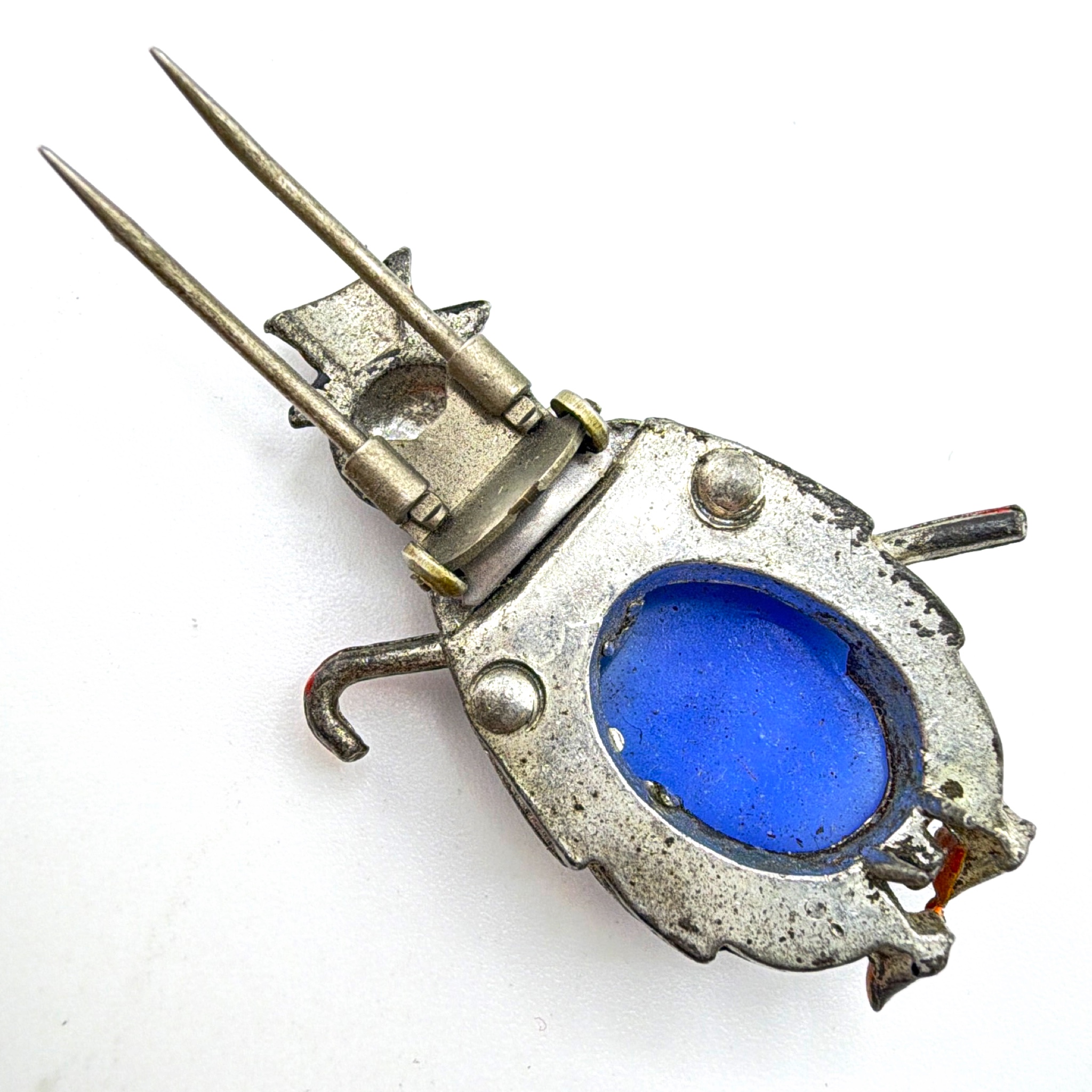Art Deco 30s–40s Coro Mr. Penguin Fur Clip, Blue Glass Belly 15.00g — Detail