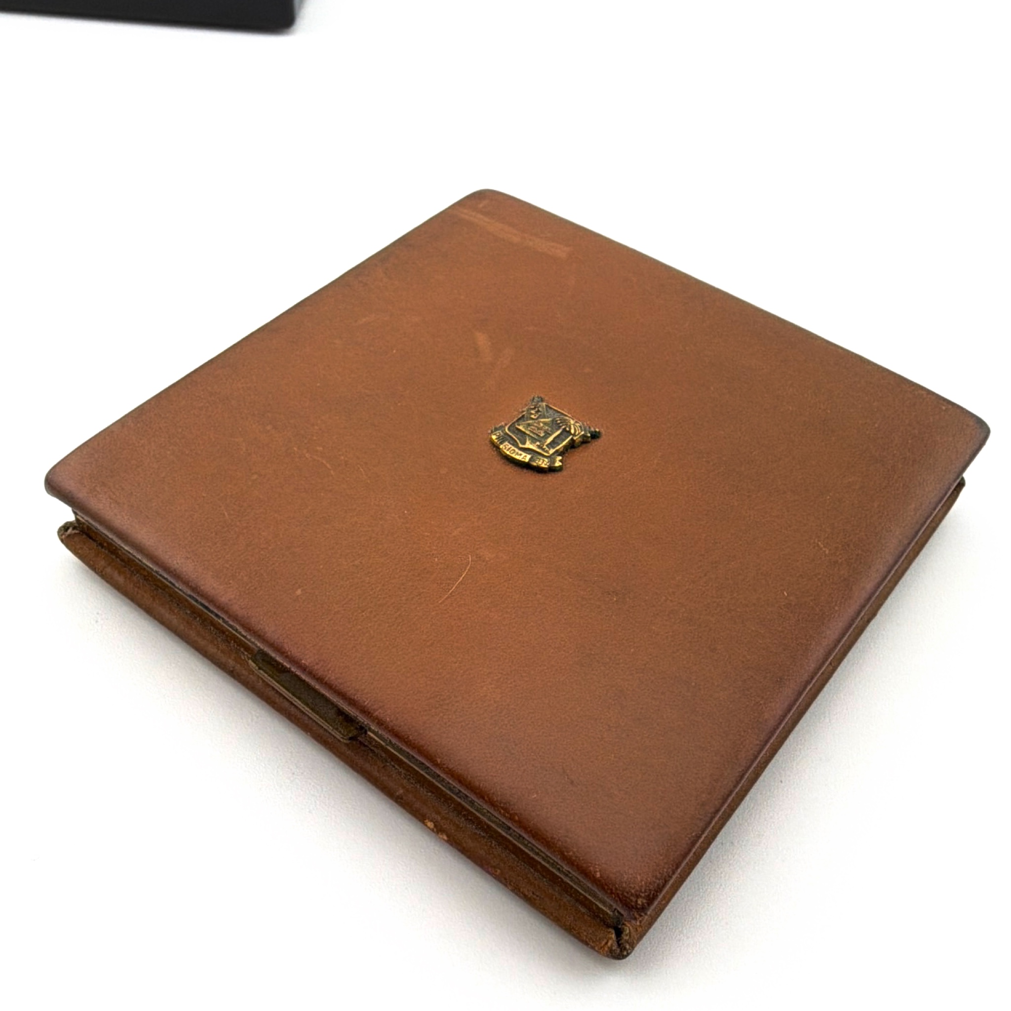 Retro 30s–50s Leather Phi Sigma Crest Powder Vanity Compact 112.80g 3 in — Side