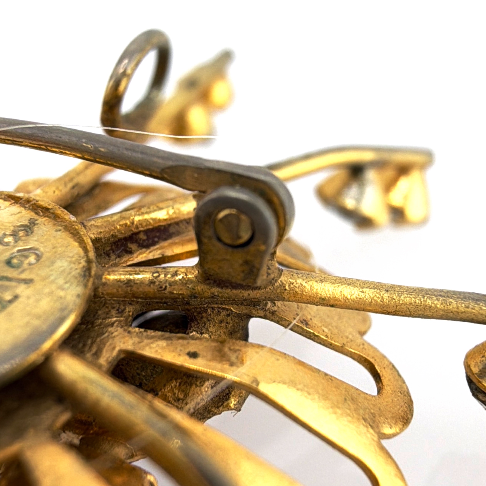 Retro 30s–50s Gold Tone Blue Rhinestone Scitarelli Starburst Brooch Pendant 5.21g — Detail