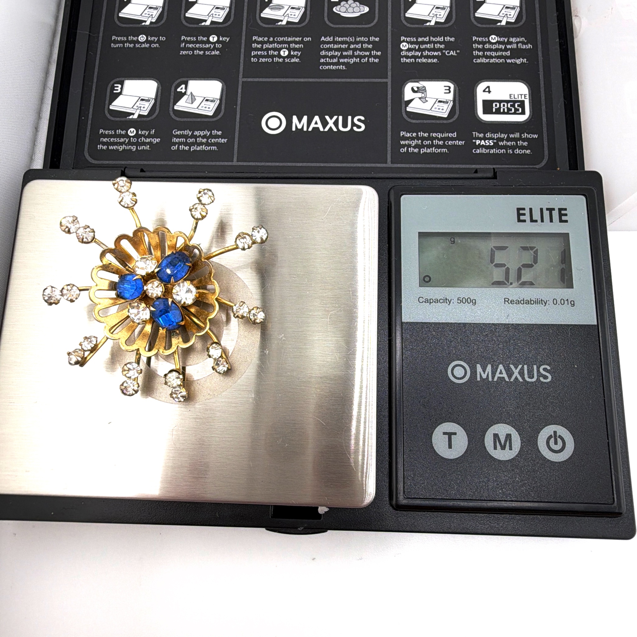 Retro 30s–50s Gold Tone Blue Rhinestone Scitarelli Starburst Brooch Pendant 5.21g — For scale