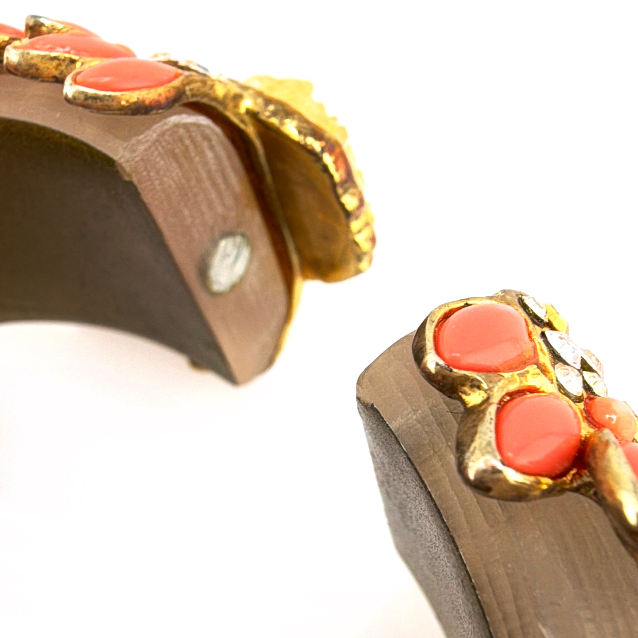 Y2K 1990s–2010s -2000s Alexis Bittar Handcarved Lucite Coral Cluster Bangle 112.79g 7-7.5in — Detail