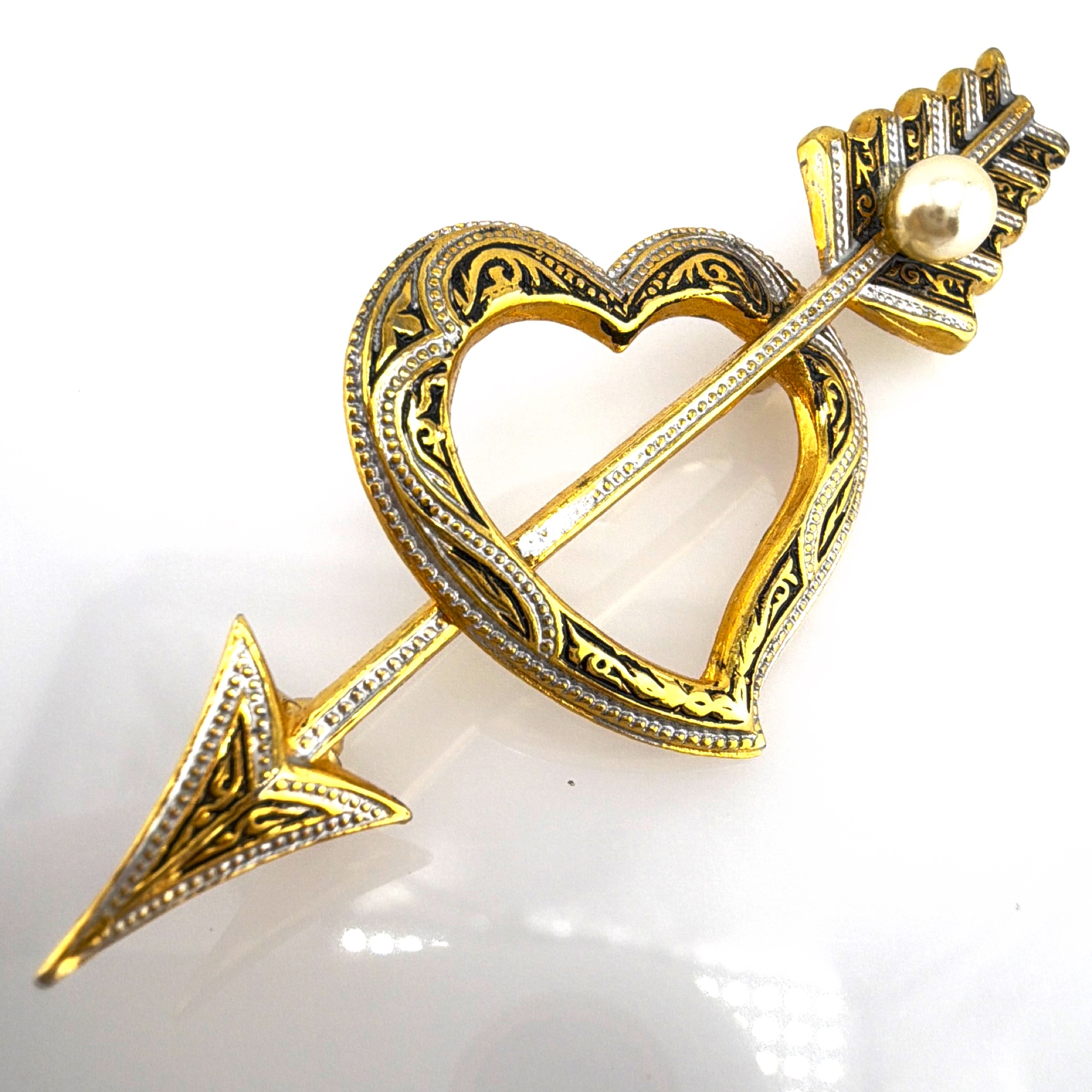 Mid-Century 50s–60s Gold Tone Damascene Style Heart Arrow Brooch 4.80g 3 in — Side