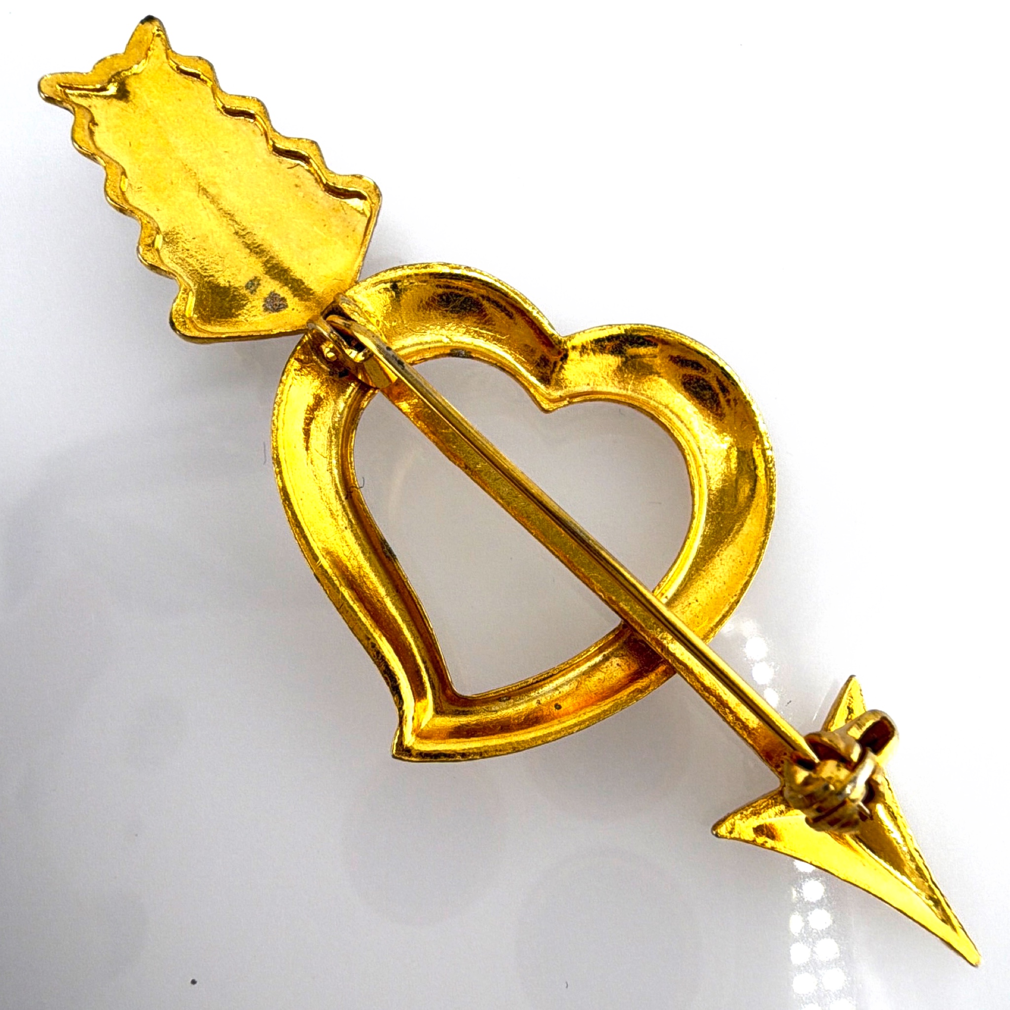 Mid-Century 50s–60s Gold Tone Damascene Style Heart Arrow Brooch 4.80g 3 in — Back