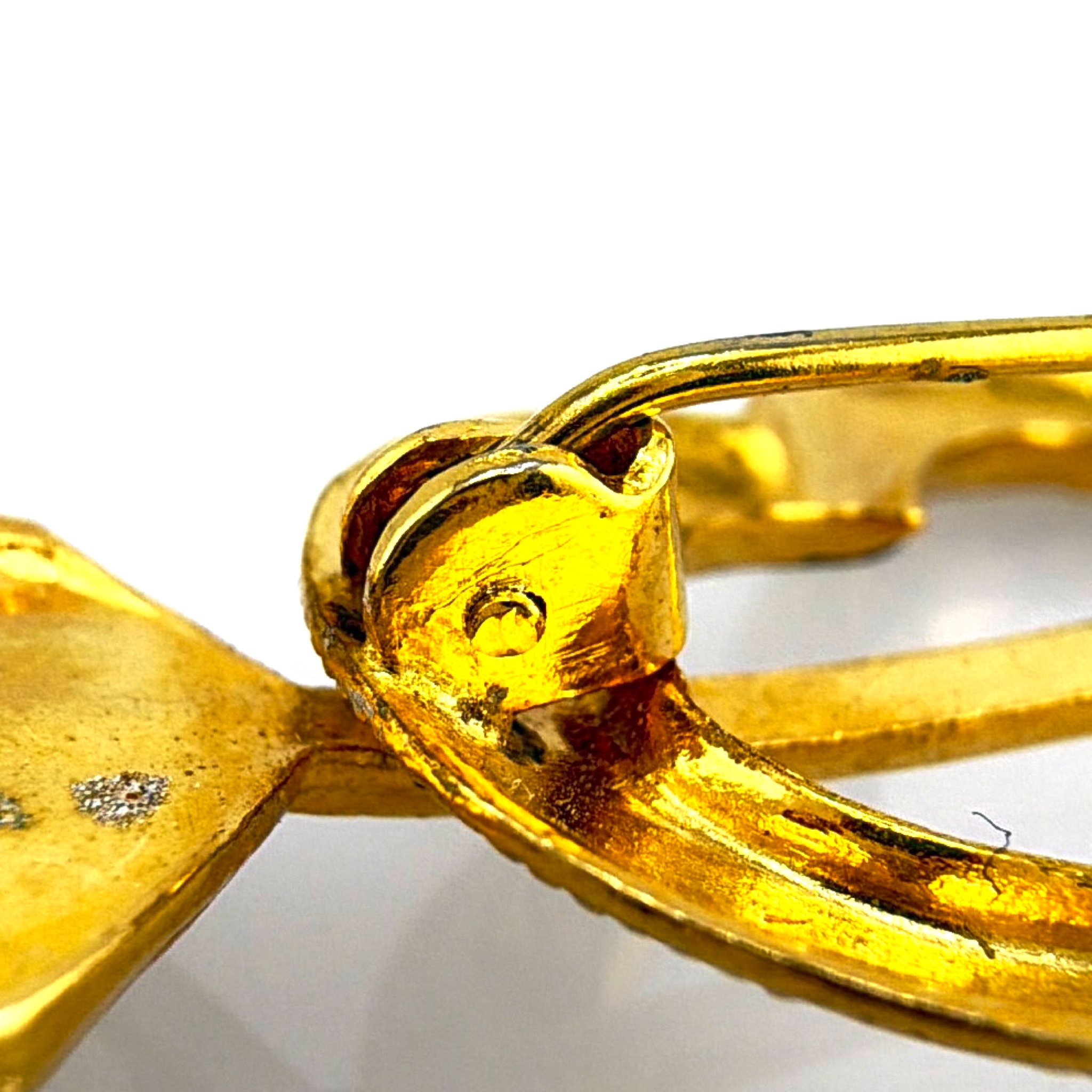 Mid-Century 50s–60s Gold Tone Damascene Style Heart Arrow Brooch 4.80g 3 in — Detail