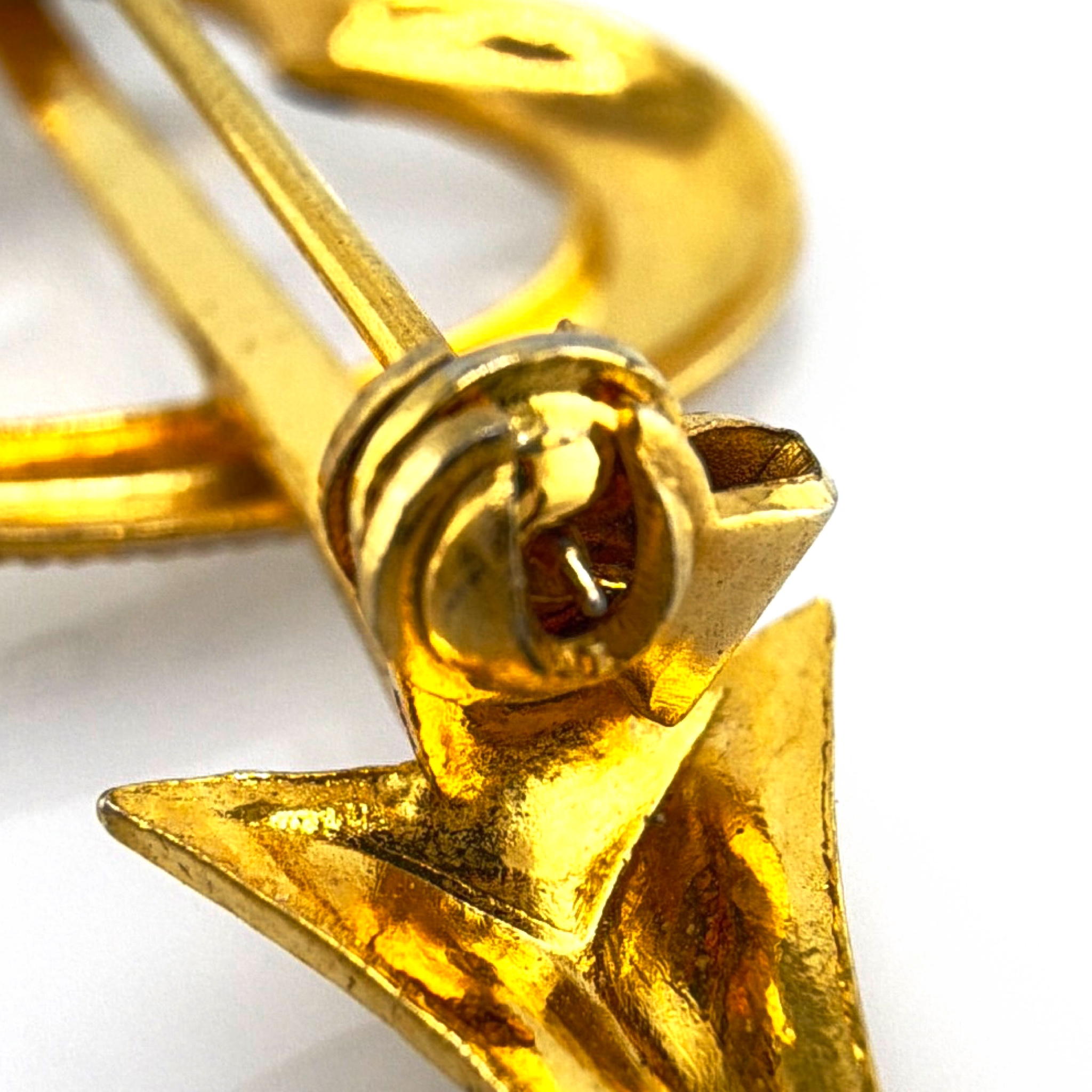 Mid-Century 50s–60s Gold Tone Damascene Style Heart Arrow Brooch 4.80g 3 in — Detail