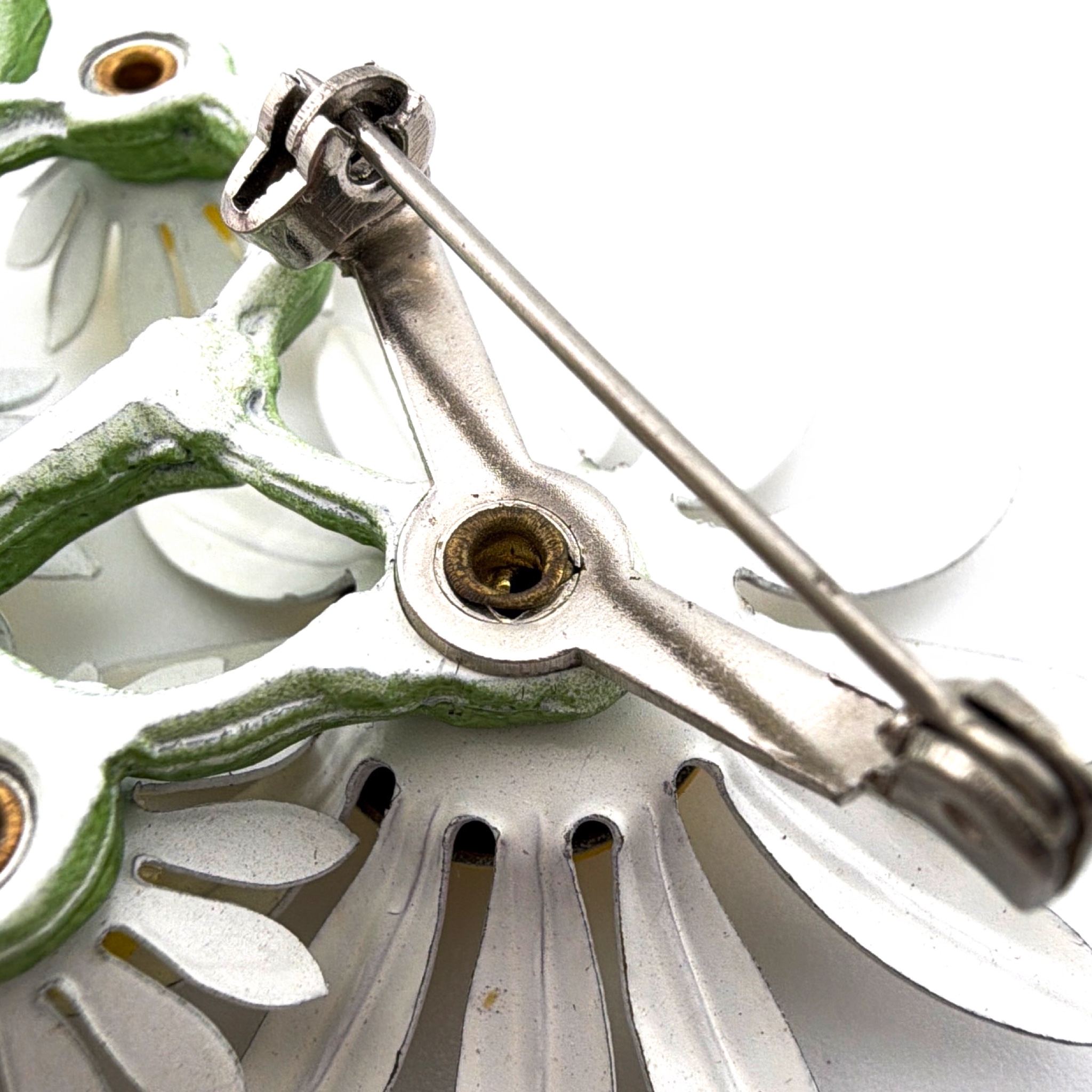 Mid-Century 50s–70s Enamel Daisy Bouquet Brooch 16.29g — Detail