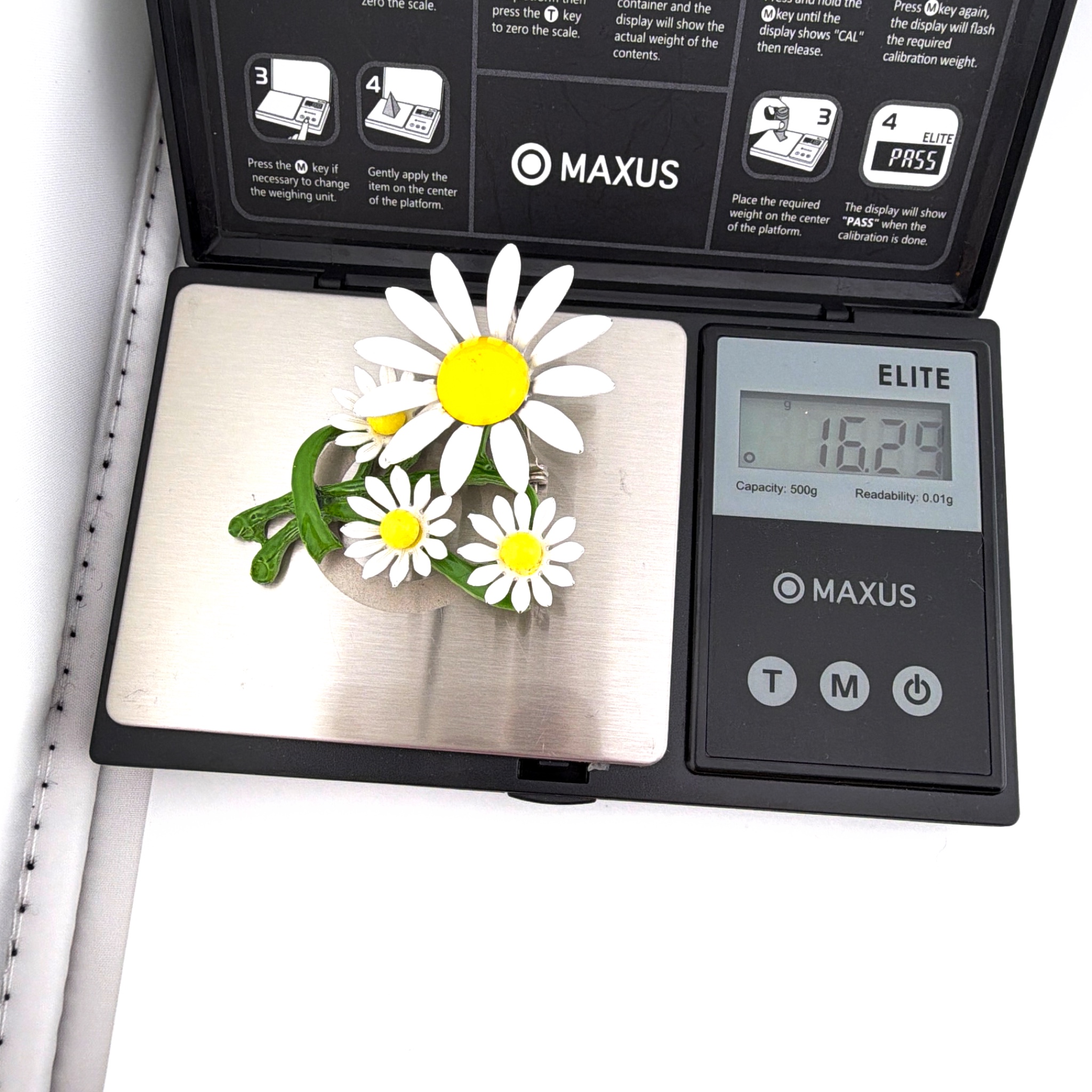 Mid-Century 50s–70s Enamel Daisy Bouquet Brooch 16.29g — For scale