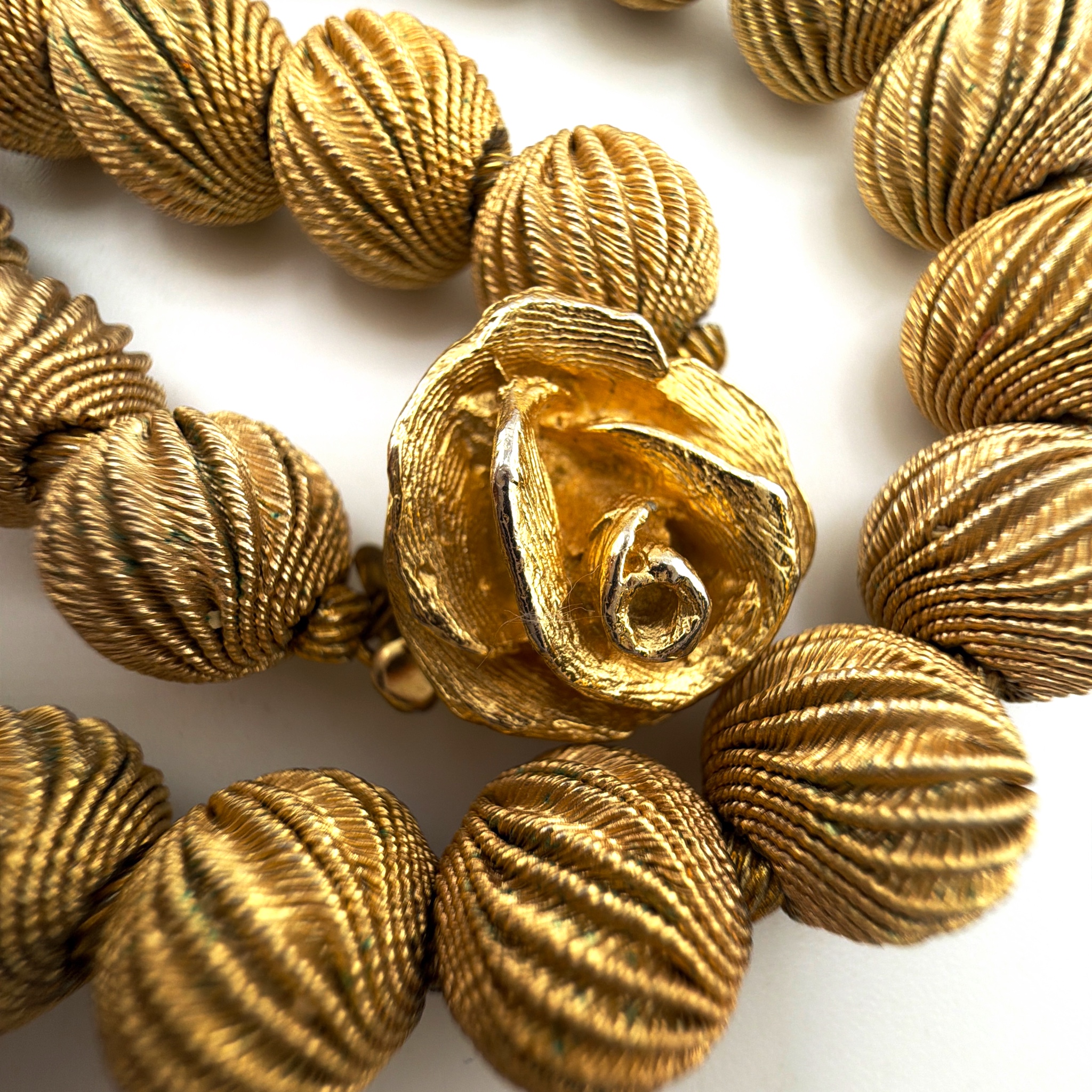 Mid-Century 50s–60s Gold Tone Ribbed Bead Necklace, Rose Clasp 47.48g 21.5 in — Detail