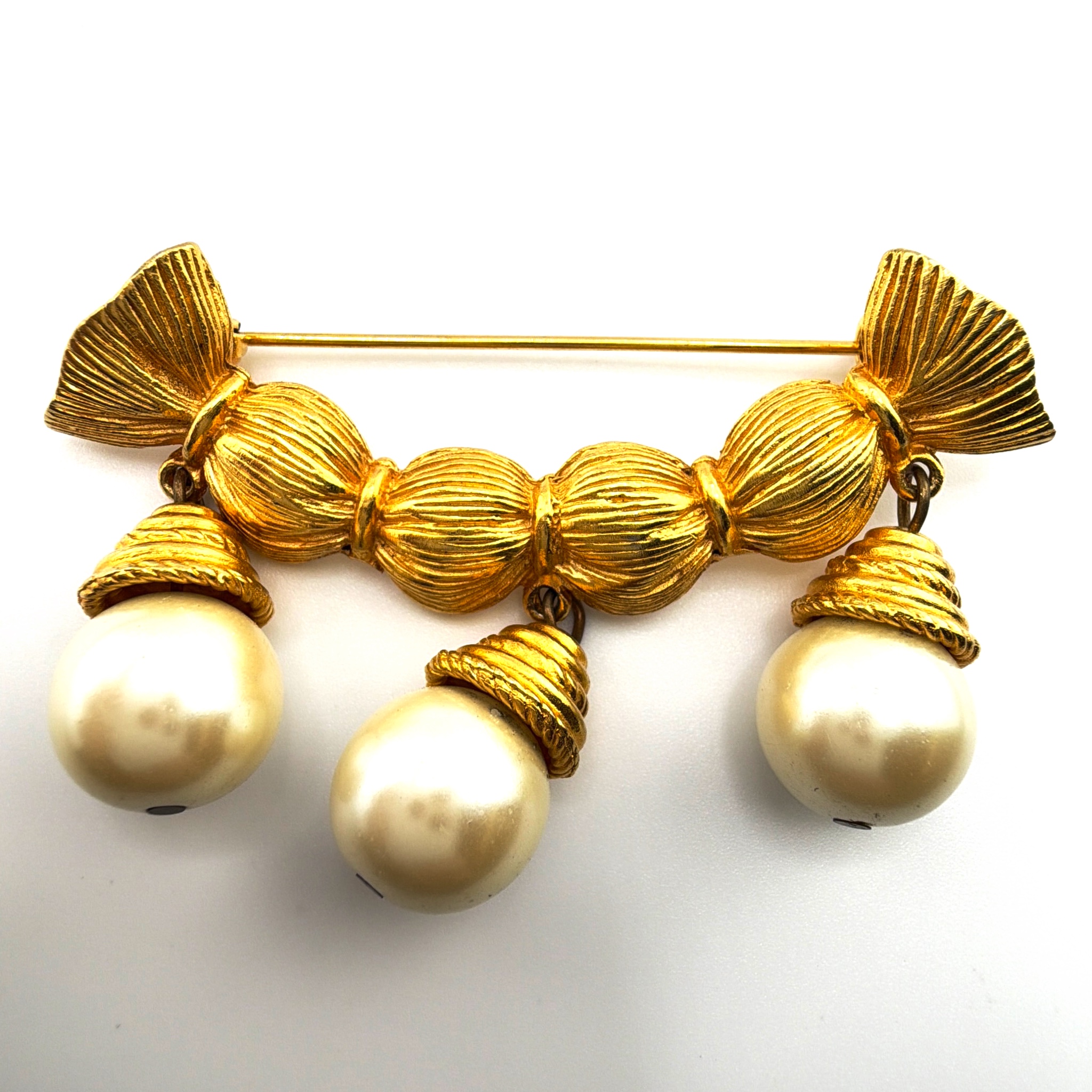 Mid-Century 50s–70s Gold Tone Bow Faux Pearl Drop Brooch 18.27g — Front