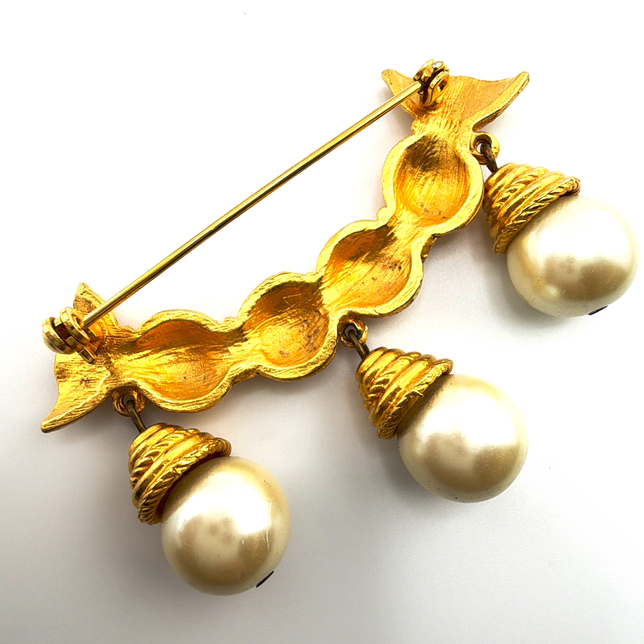 Mid-Century 50s–70s Gold Tone Bow Faux Pearl Drop Brooch 18.27g — Side
