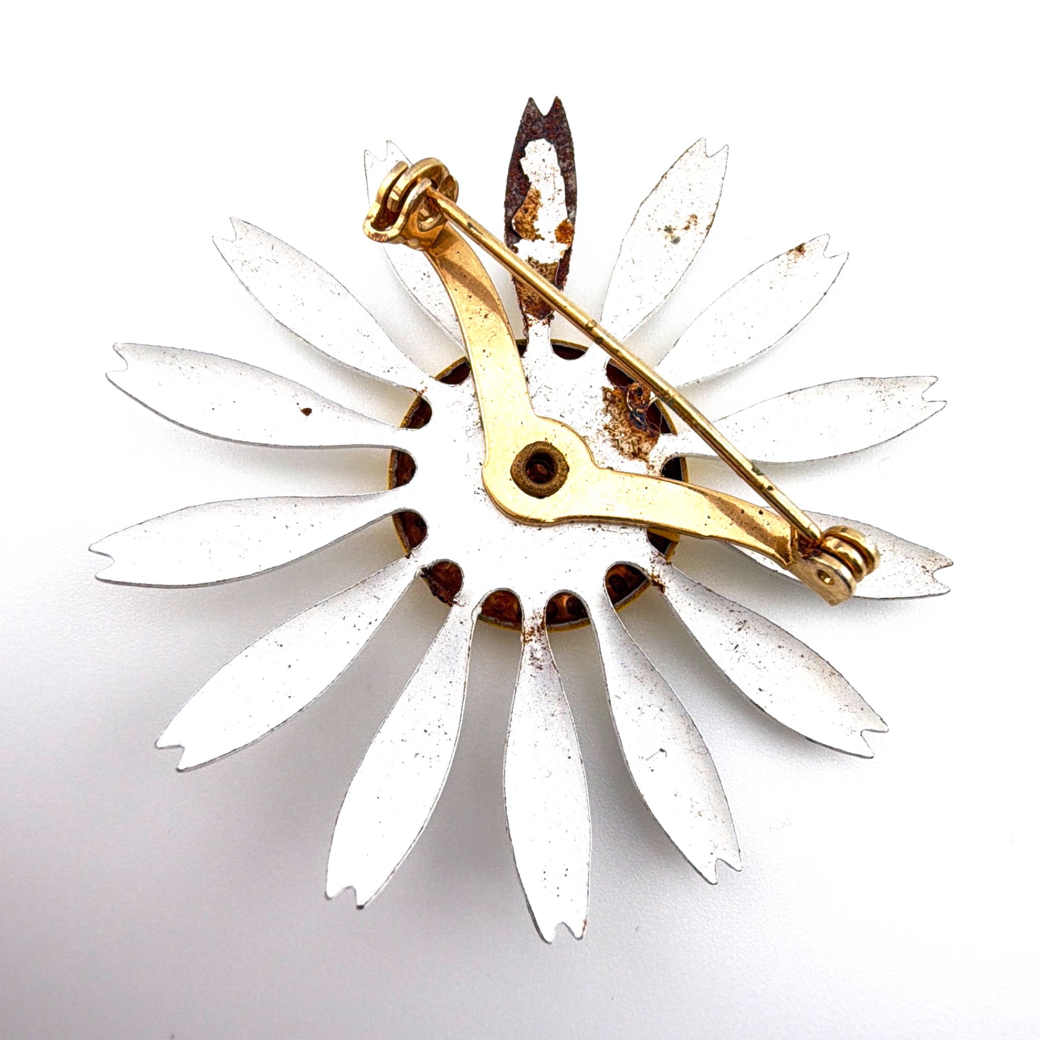 Retro 30s–50s White & Yellow Enamel Flower Daisy Brooch 7.40g — Back