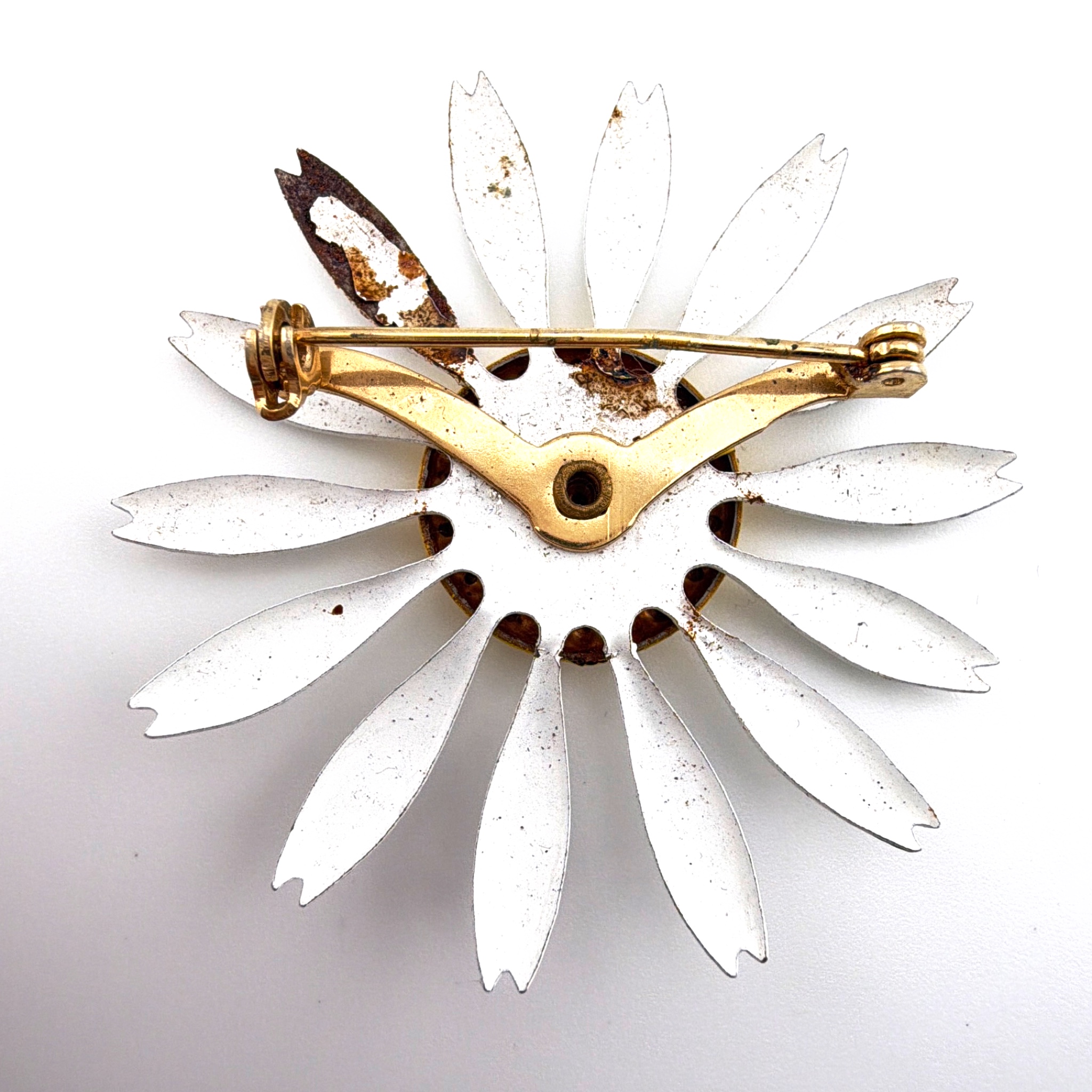 Retro 30s–50s White & Yellow Enamel Flower Daisy Brooch 7.40g — Front