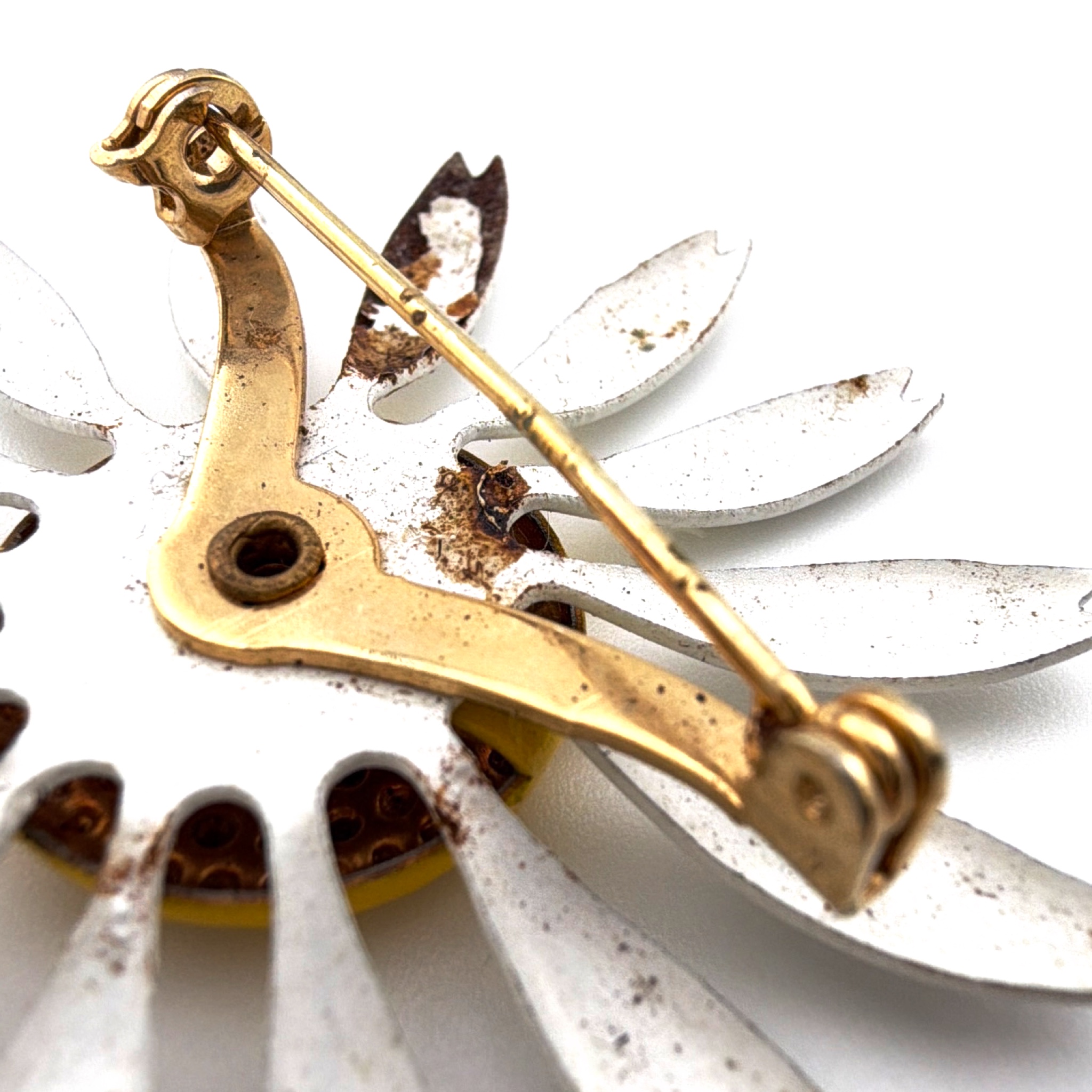 Retro 30s–50s White & Yellow Enamel Flower Daisy Brooch 7.40g — Side