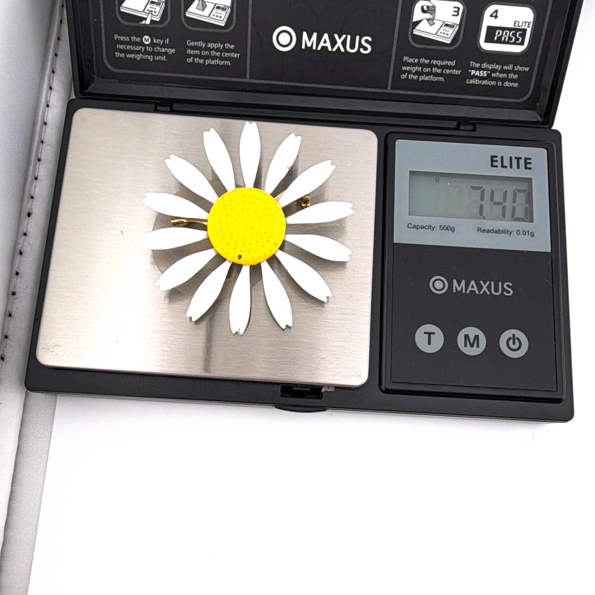 Retro 30s–50s White & Yellow Enamel Flower Daisy Brooch 7.40g — For scale